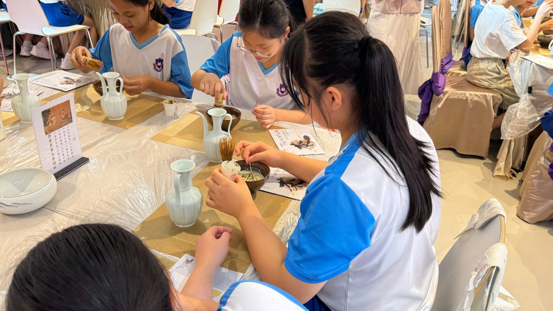 學生嘗試在茶沫上寫字,體味古人「茶百戲」的雅興。