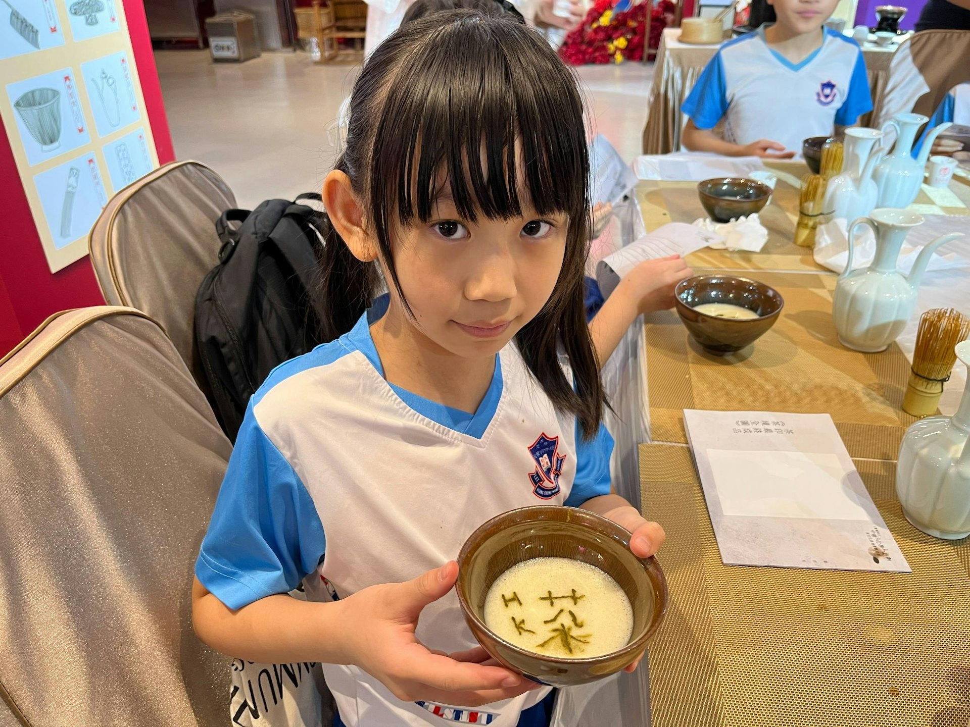 學生嘗試在茶沫上寫字,體味古人「茶百戲」的雅興。