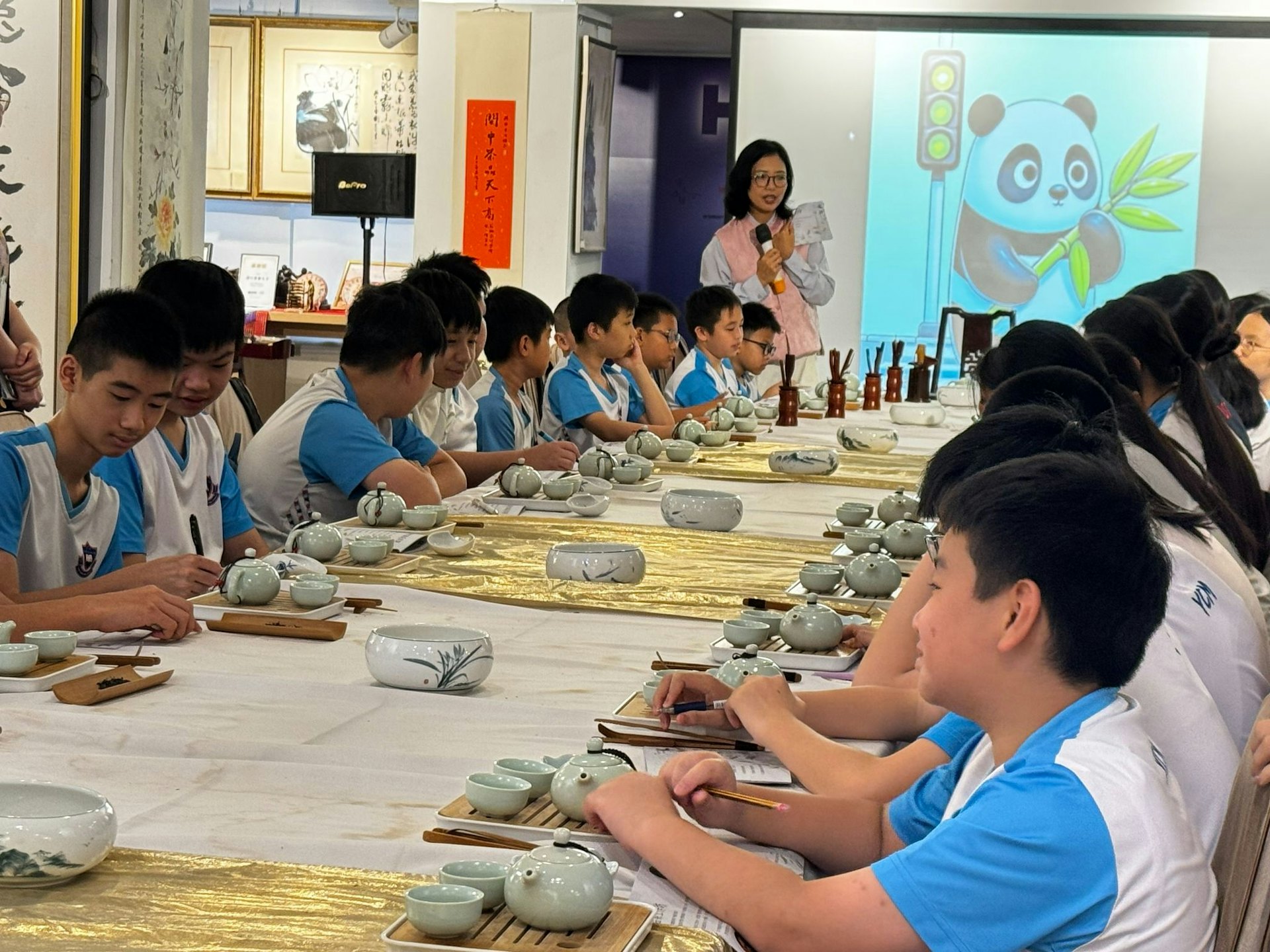 講師以口訣「一隻熊貓抱住支竹葉過紅綠燈」,圖像化讓學生輕易記住綠、黃、白、青、紅、黑六大茶類。