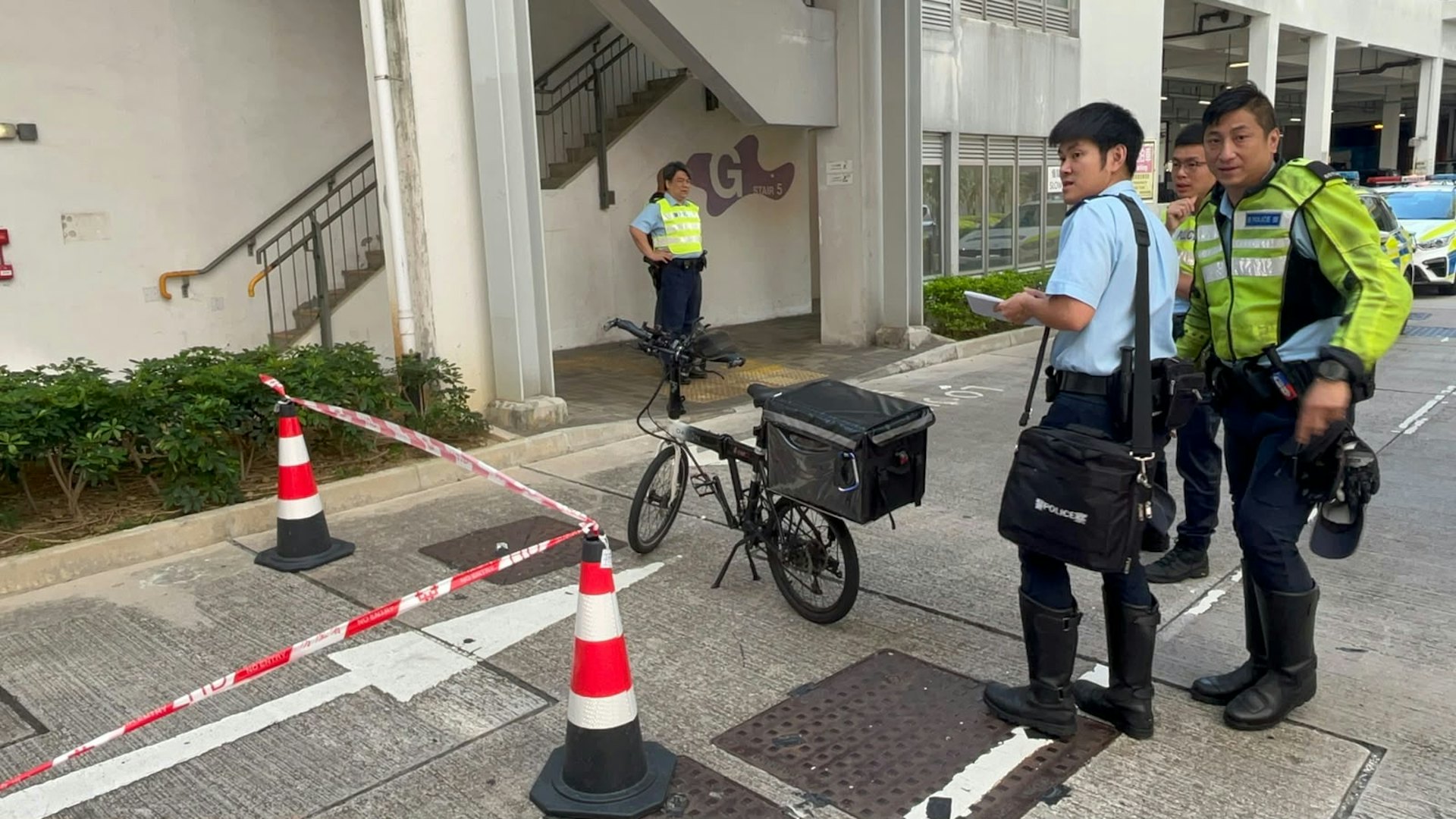 啟德德朗邨發生單車事故 男子疑避讓路人摔倒昏迷送醫 啟德德朗邨發生單車事故 男子疑避讓路人摔倒昏迷送醫