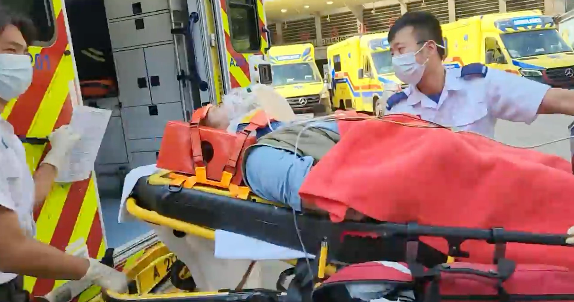 救護員為事主戴上頸箍,送院治理。
