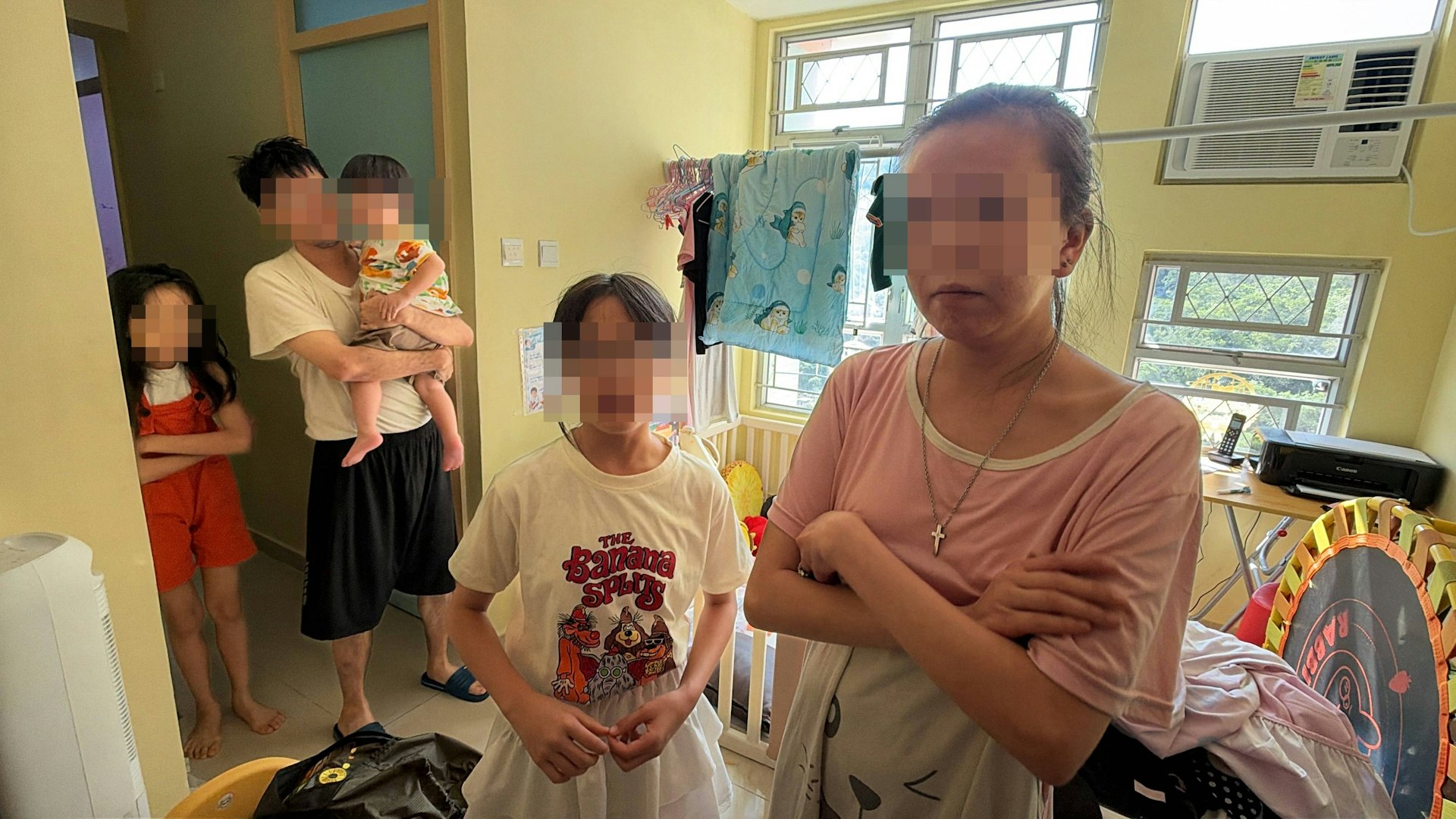 富泰邨女童拎啤酒引爭議|父稱是鍛煉肌肉,母自曝戒酒中仍日飲5罐 富泰邨女童拎啤酒引爭議|父稱是鍛煉肌肉,母自曝戒酒中仍日飲5罐