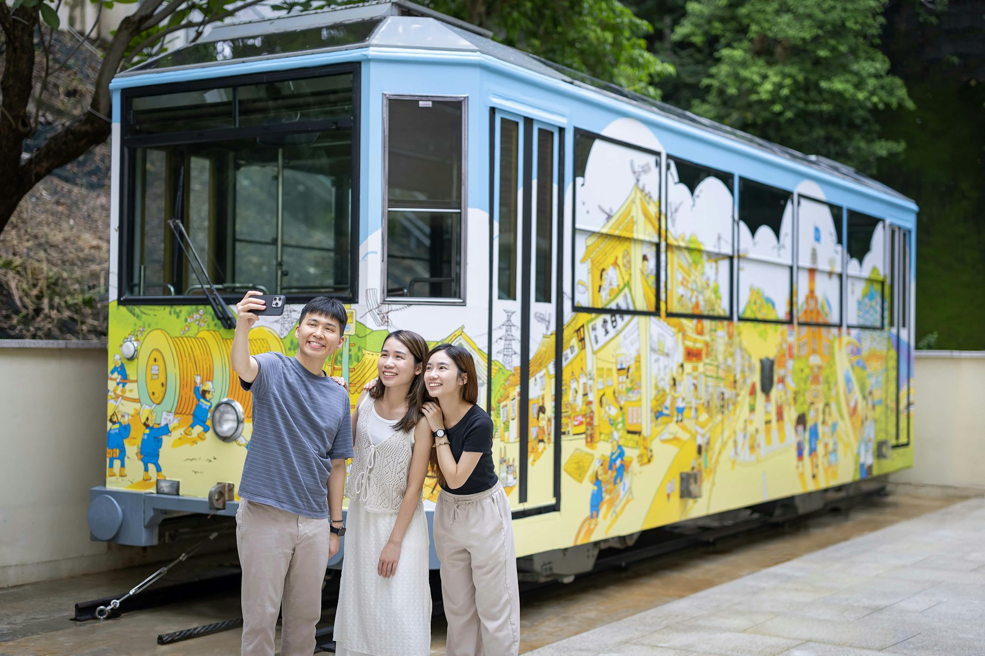 第五代山頂纜車退役後,其中一節車廂保存在中電鐘樓裡。今次為慶祝中電125周年換上新裝,車廂上的畫作記載電力與香港人共同成長的回憶。