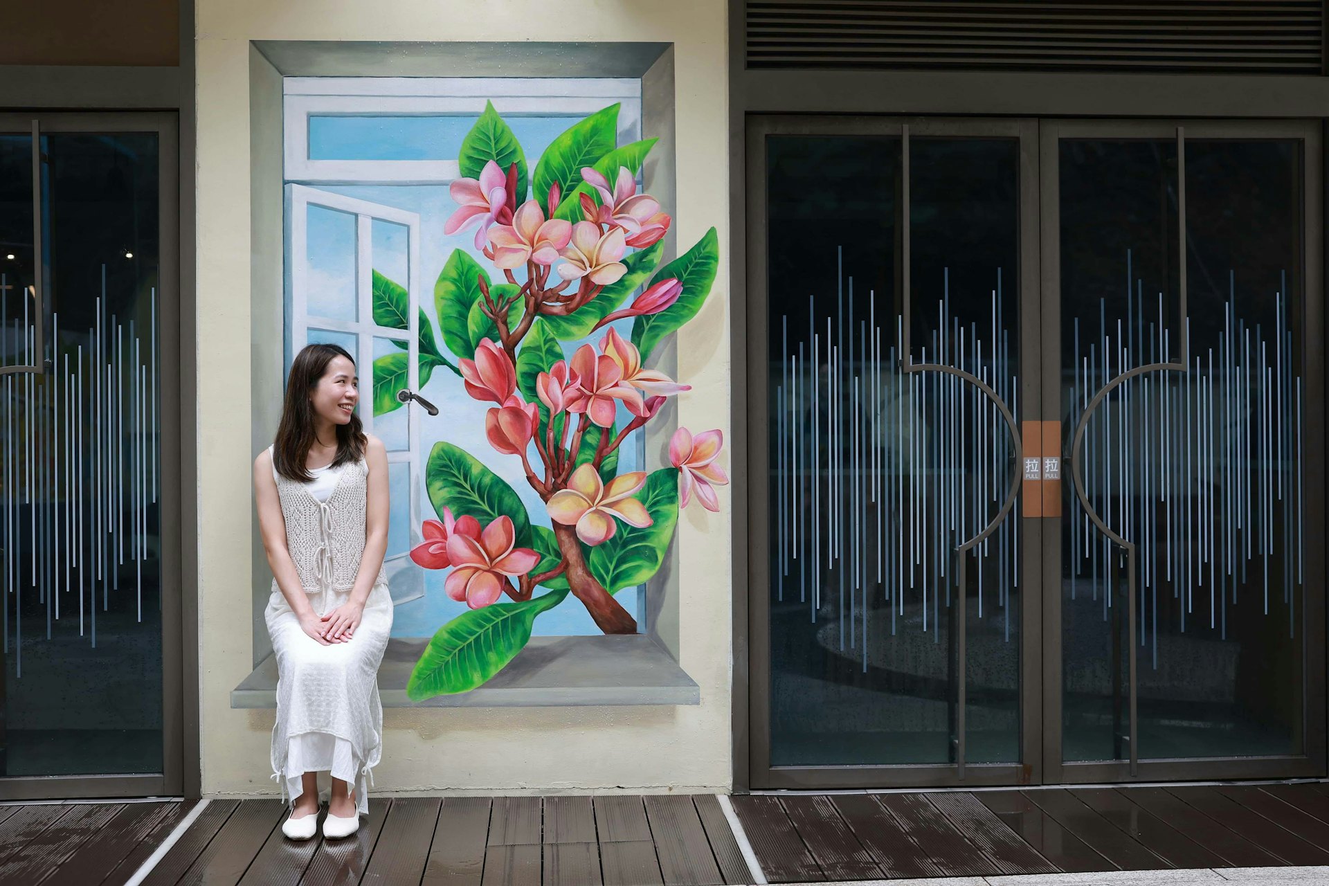 兩幅本地藝術家創作的立體壁畫,以中電鐘樓鐘塔、庭園的雞蛋花樹為靈感創作。