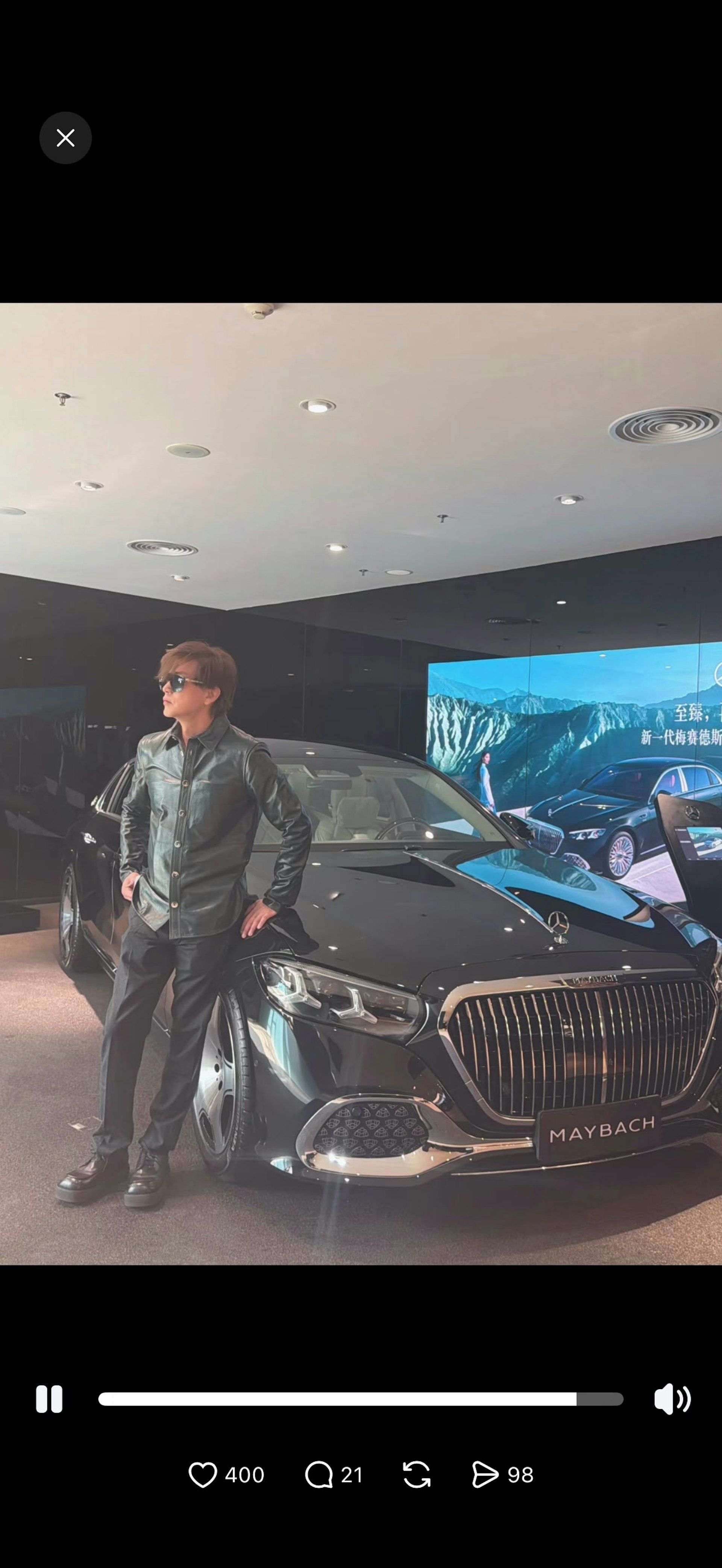 陳曉東早前現親身試坐這部價值近400萬港元的Mercedes-Maybach S-Class。(截圖)