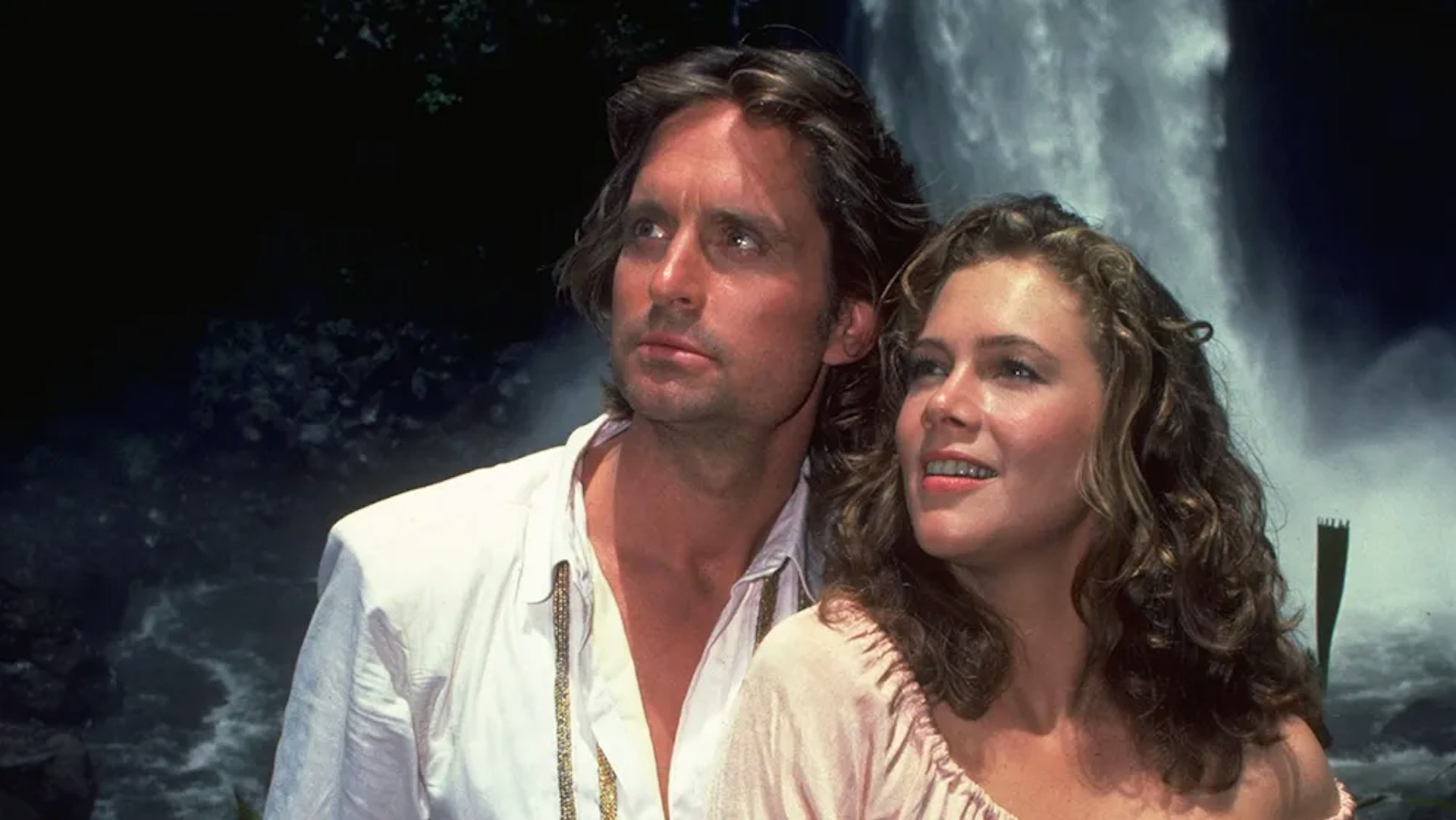 米高德格拉斯(Michael Douglas)與凱薩琳透納(Kathleen Turner)主演的《通天小子俏嬌娃》。(《Romancing the Stone》劇照)