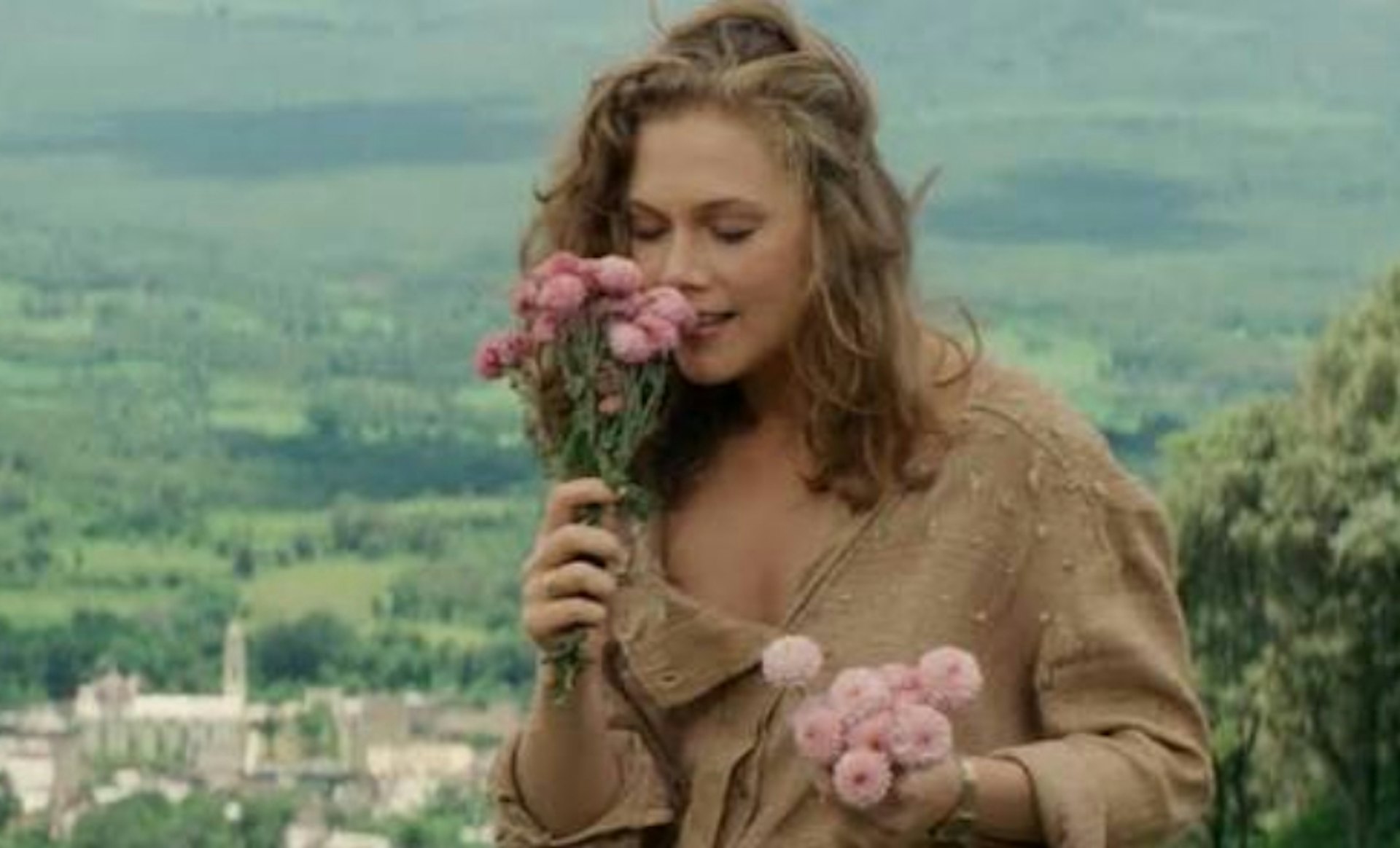 米高德格拉斯(Michael Douglas)與凱薩琳透納(Kathleen Turner)主演的《通天小子俏嬌娃》。(《Romancing the Stone》劇照)
