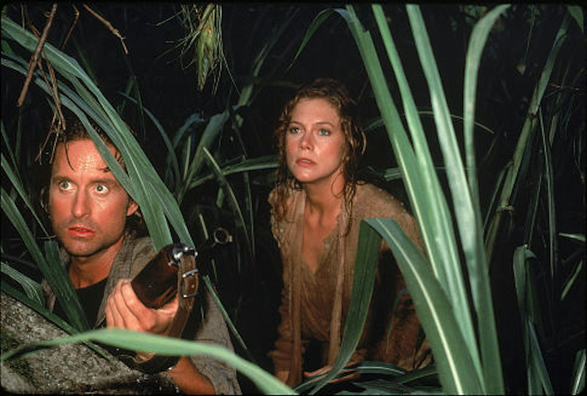 米高德格拉斯(Michael Douglas)與凱薩琳透納(Kathleen Turner)主演的《通天小子俏嬌娃》。(《Romancing the Stone》劇照)