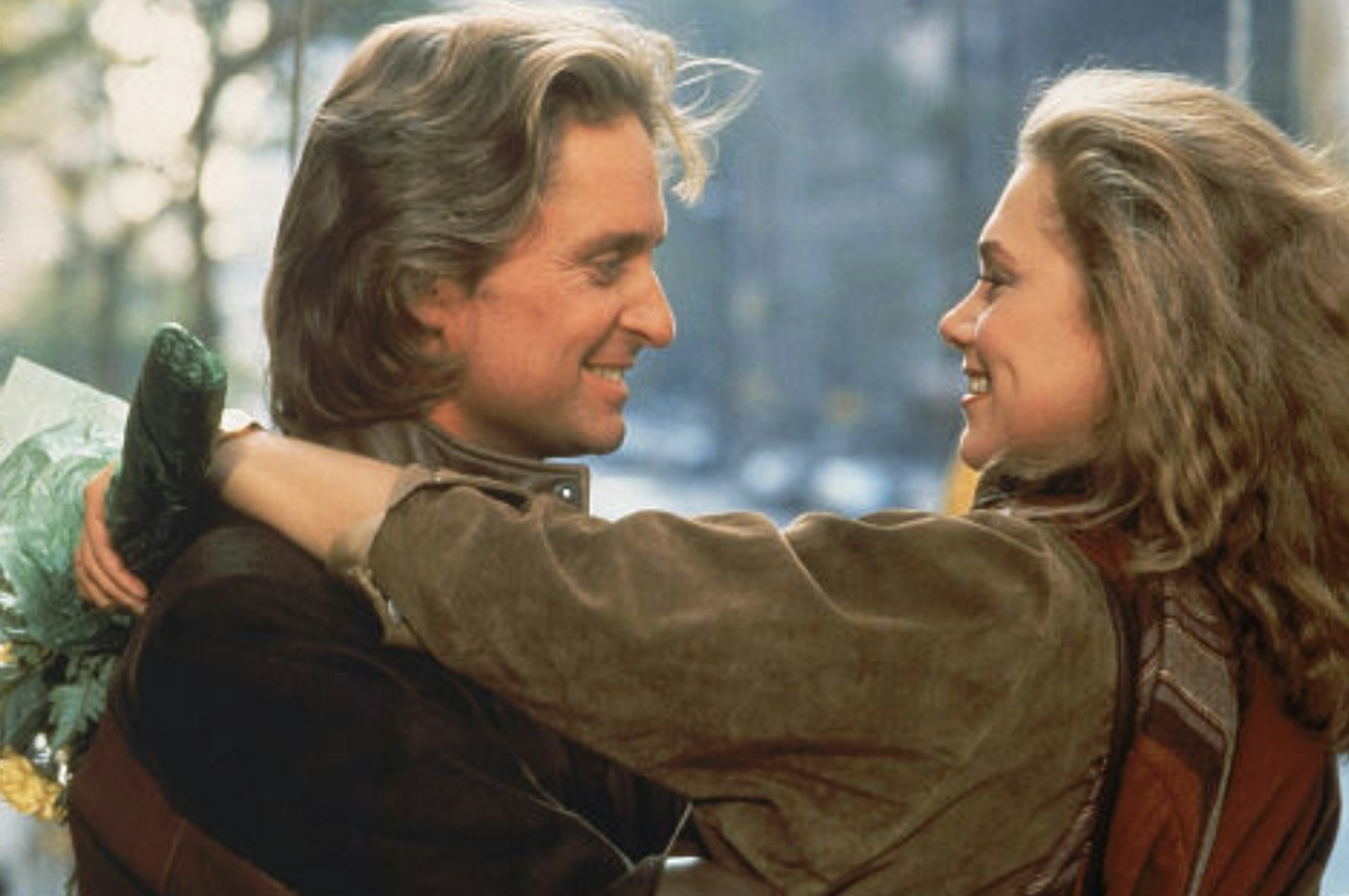 米高德格拉斯(Michael Douglas)與凱薩琳透納(Kathleen Turner)主演的《通天小子俏嬌娃》。(《Romancing the Stone》劇照)