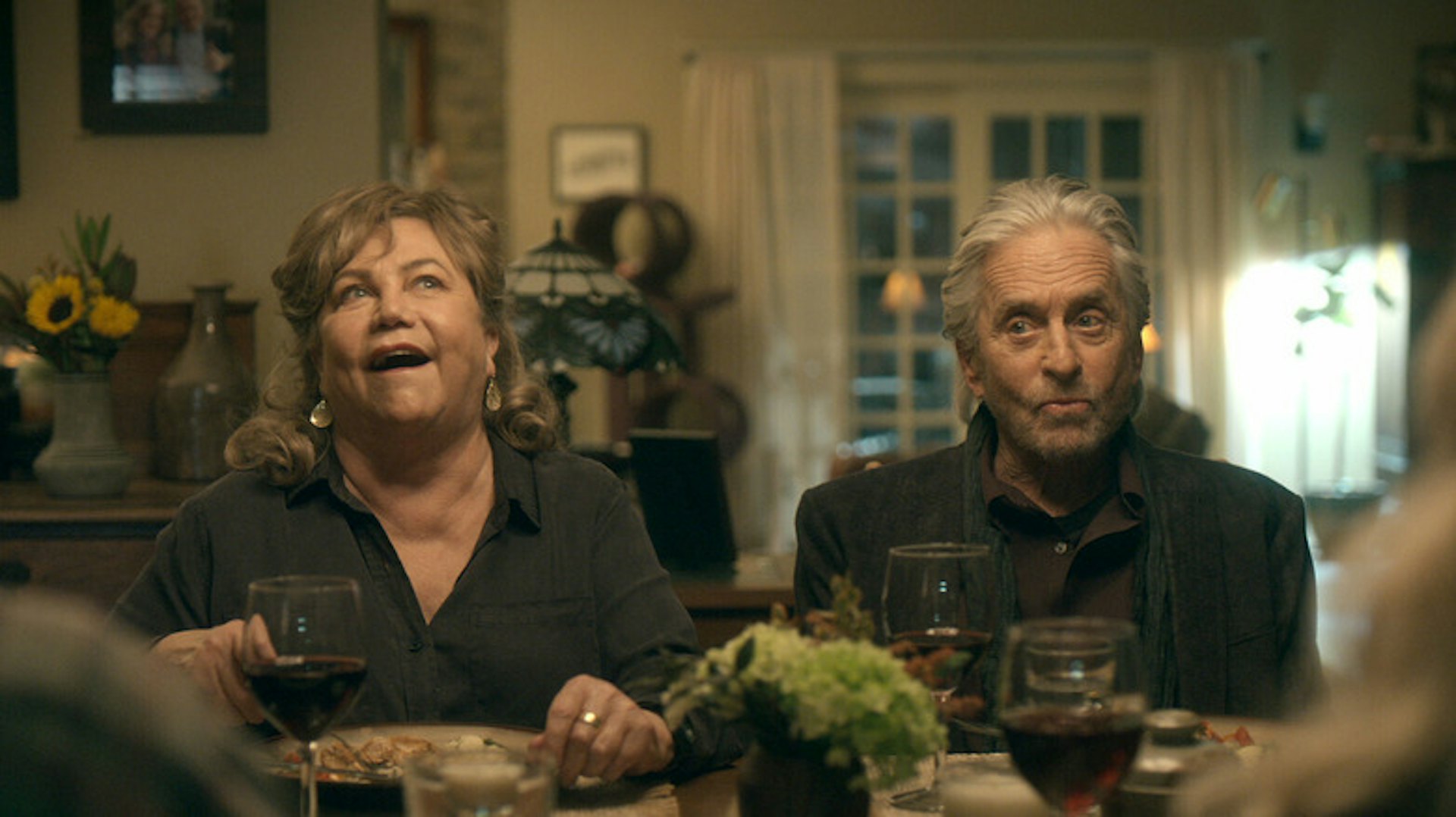 米高德格拉斯(Michael Douglas)與凱薩琳透納(Kathleen Turner)在《荷里活教父》中再度合作。(《The Kominsky Method》劇照)