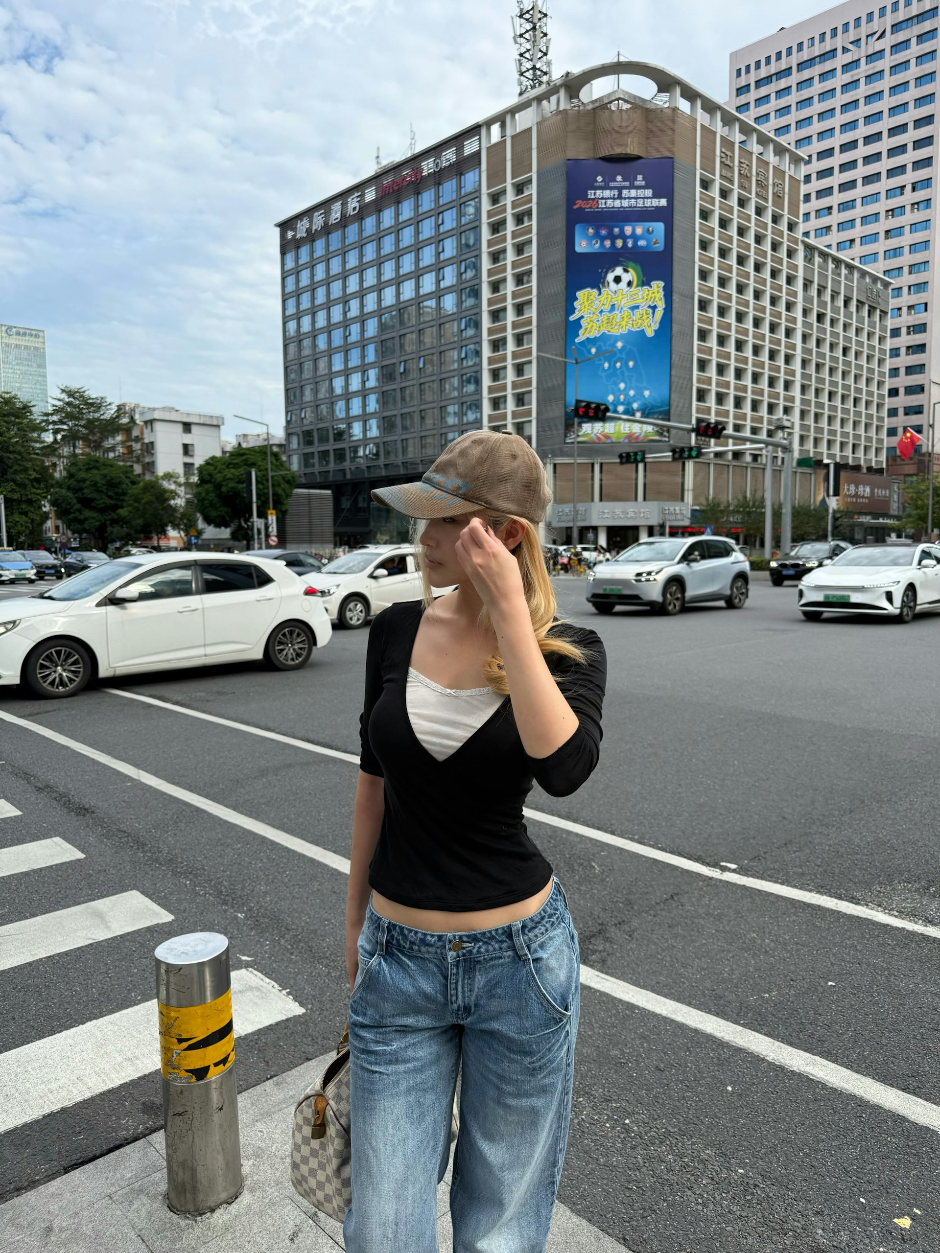 小蠻腰展露無遺。(IG@julianakpm)
