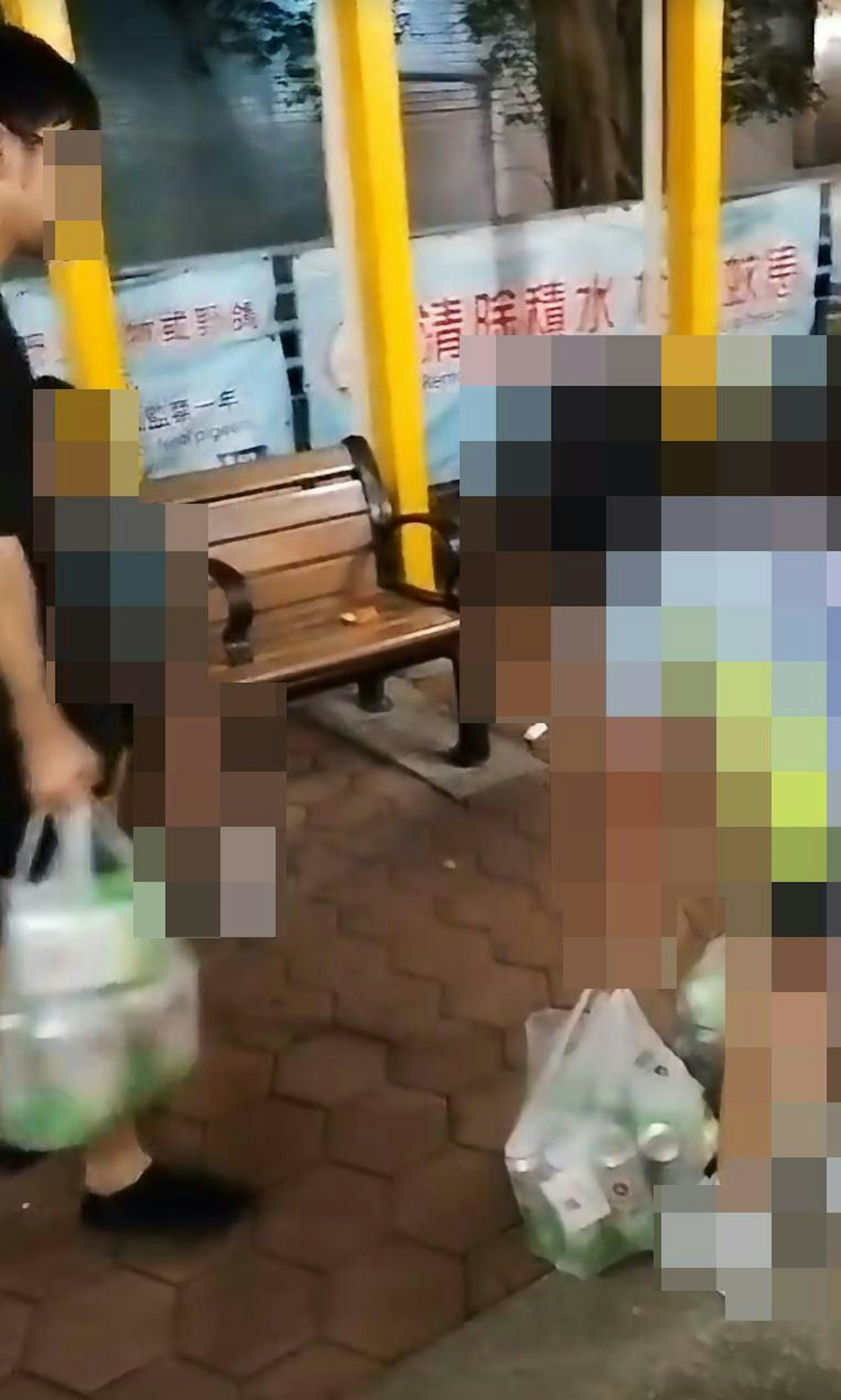 屯門富泰邨1名身穿校服女童,揹着破爛書包,雙手各持一大袋啤酒辛苦行走,而相信是父親的男子一度冷眼旁觀,引起全城關注。