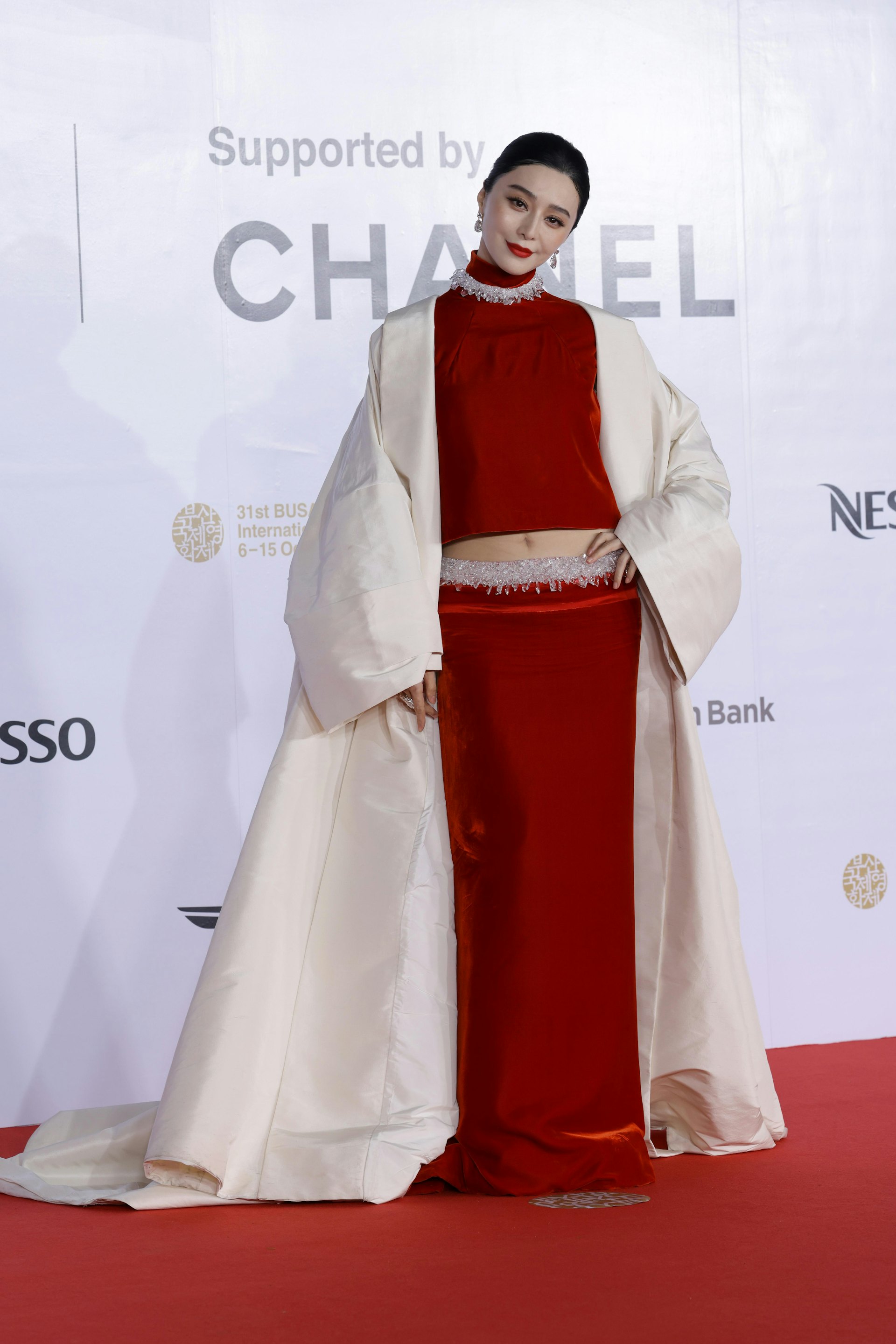 范冰冰以火紅色兩件套裝,外搭白色長袍霸氣登場。(Getty Images)