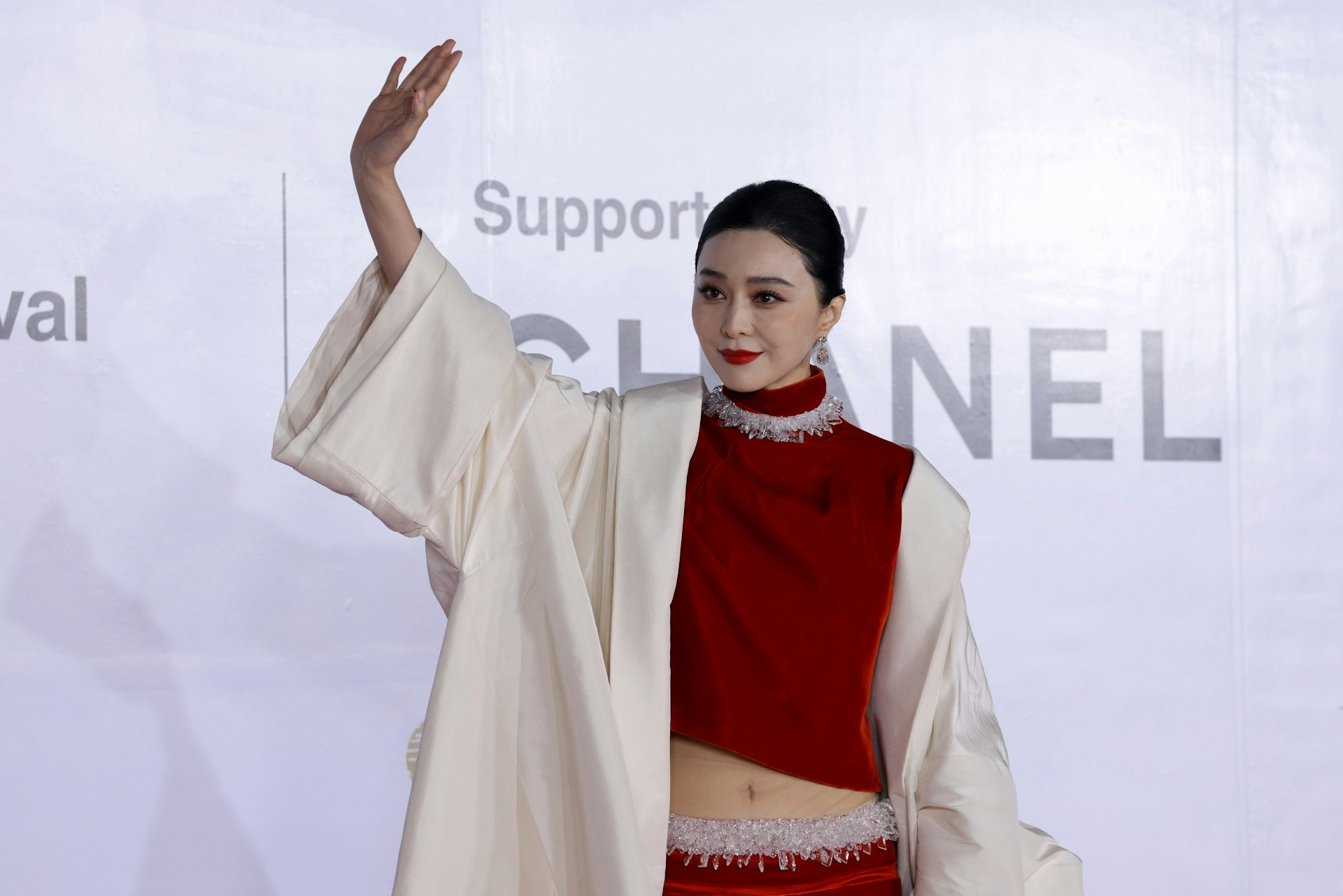 釜山电影节红毯直击:范冰冰红衣惊艳全场,杨紫琼获亚洲电影人奖 釜山电影节红毯直击:范冰冰红衣惊艳全场,杨紫琼获亚洲电影人奖
