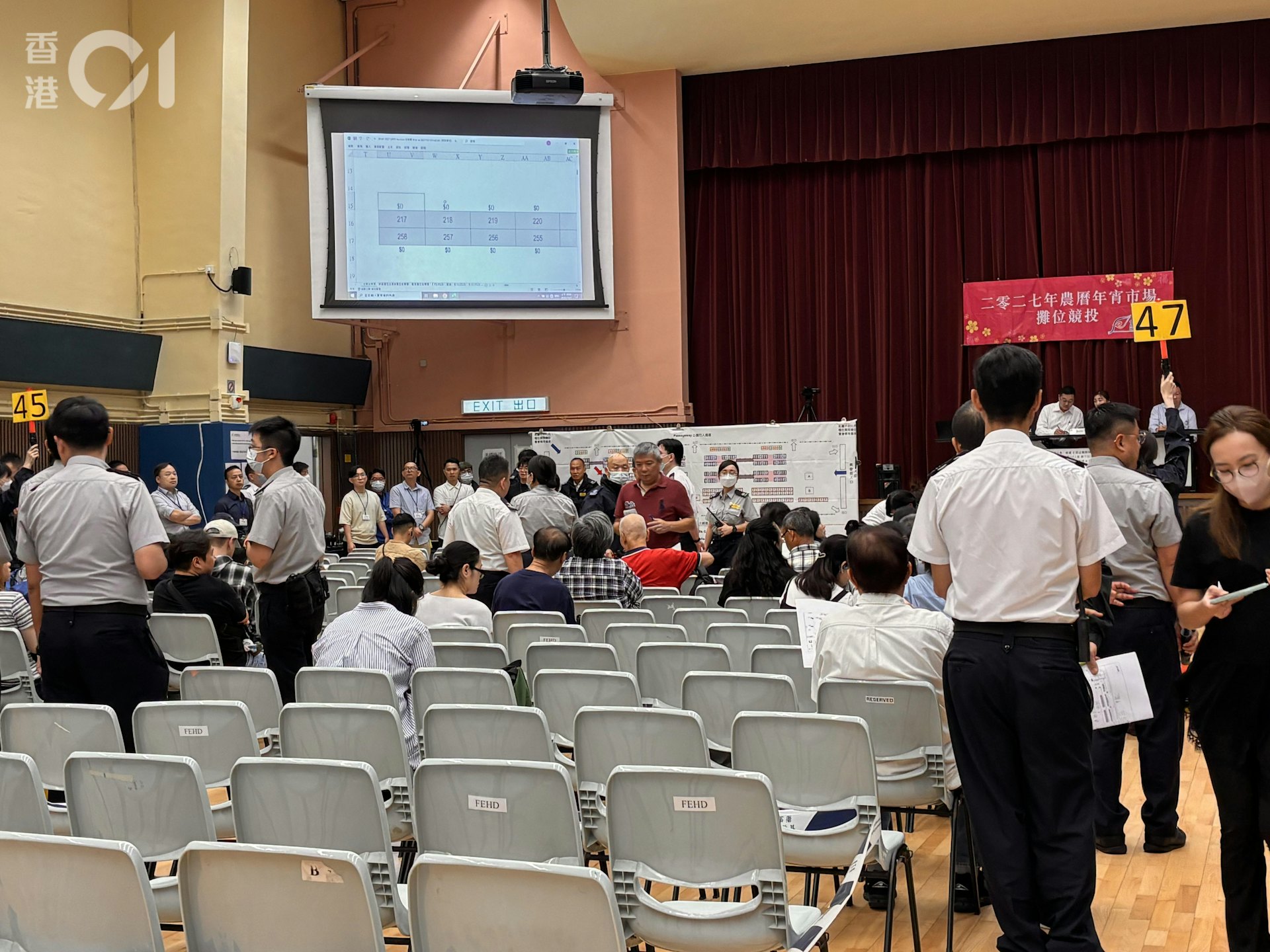 維園年宵年宵市場400個攤位由今(7日)起公開競投,4個快餐及73個濕貨攤位於今早競投。