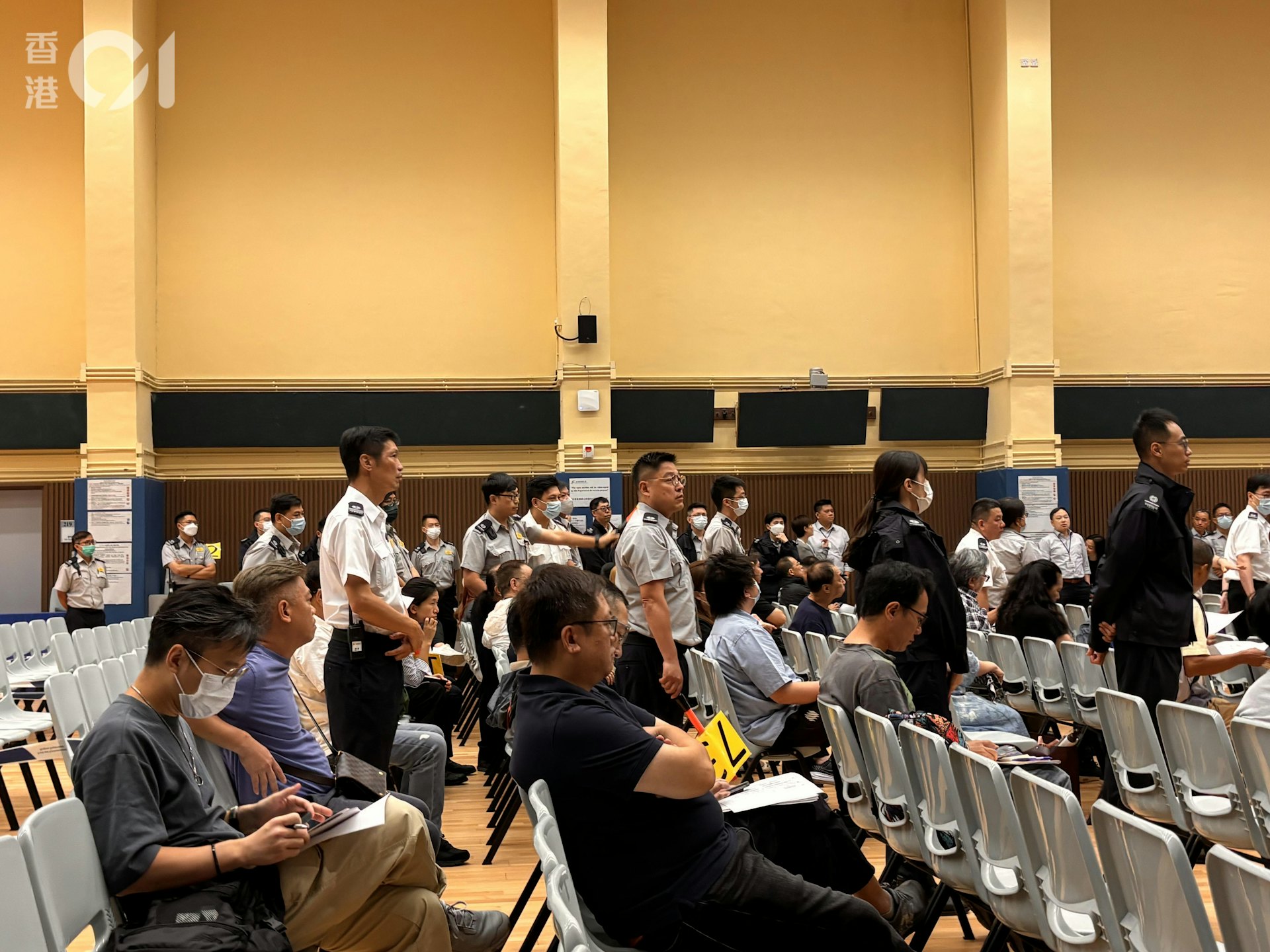 維園年宵年宵市場400個攤位由今(7日)起公開競投,4個快餐及73個濕貨攤位於今早競投。