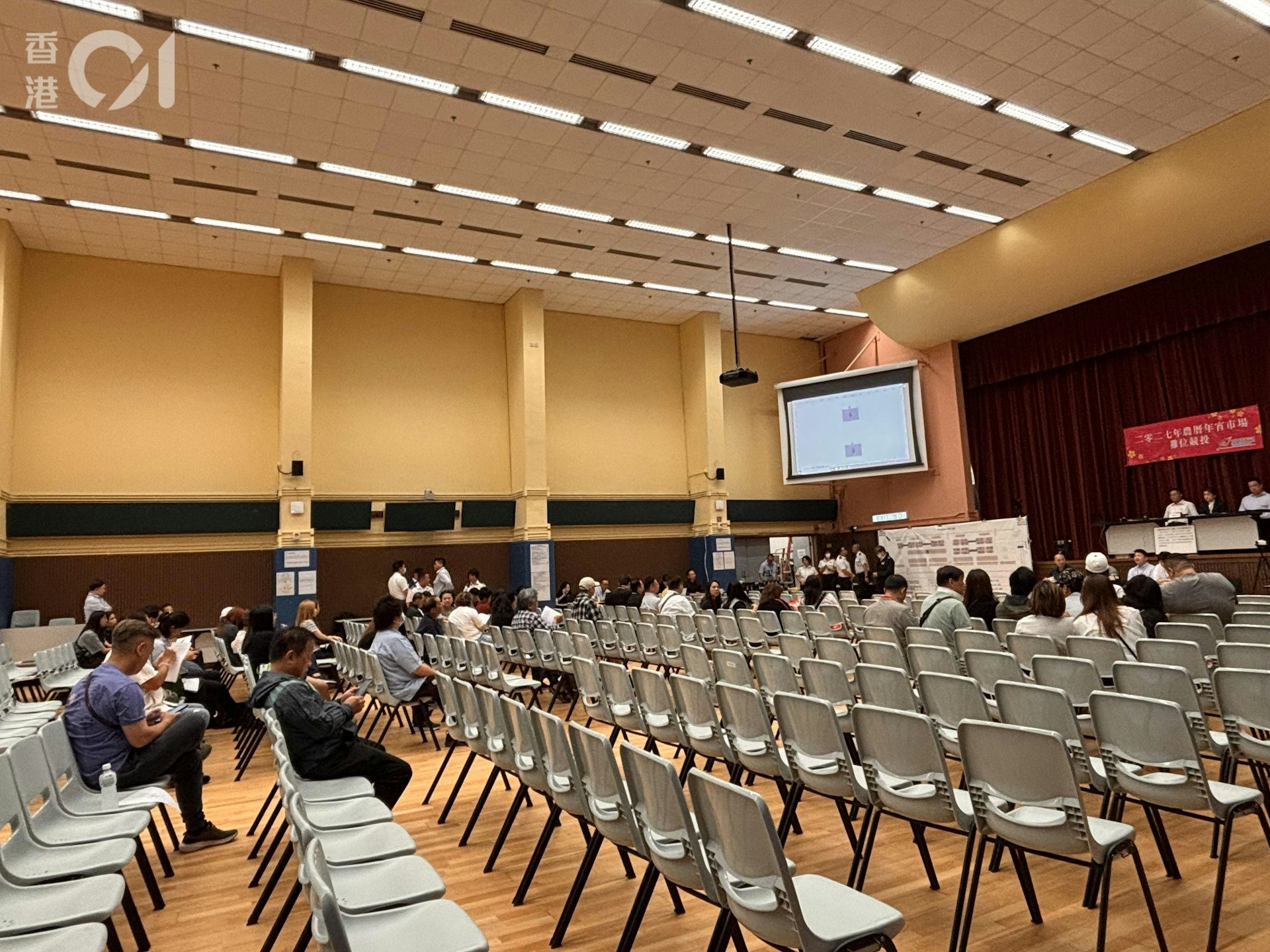 維園年宵年宵市場400個攤位由今(7日)起公開競投,4個快餐及73個濕貨攤位於今早競投。