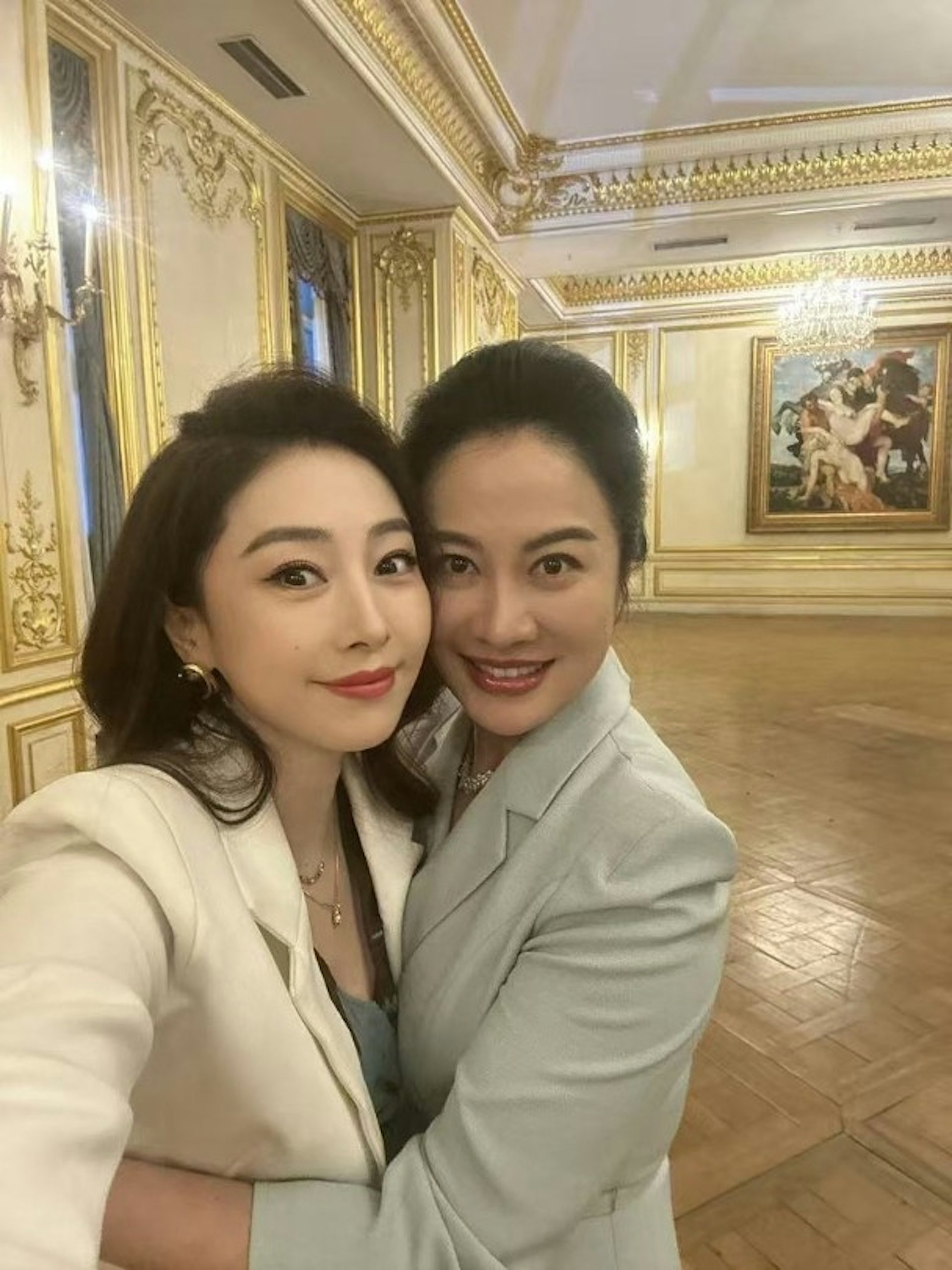 與賈曉晨上演豪門三角戀。