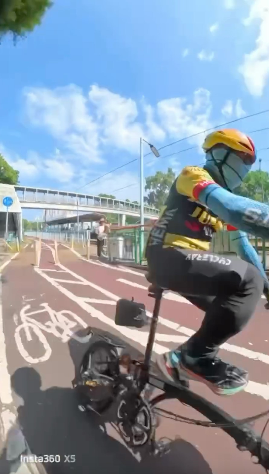元朗輕鐵塘坊村站對開單車徑,事主駛至單車徑減速欄時,遭對面線一名身穿黃色及藍色單車服的男子越線迎面衝撞。