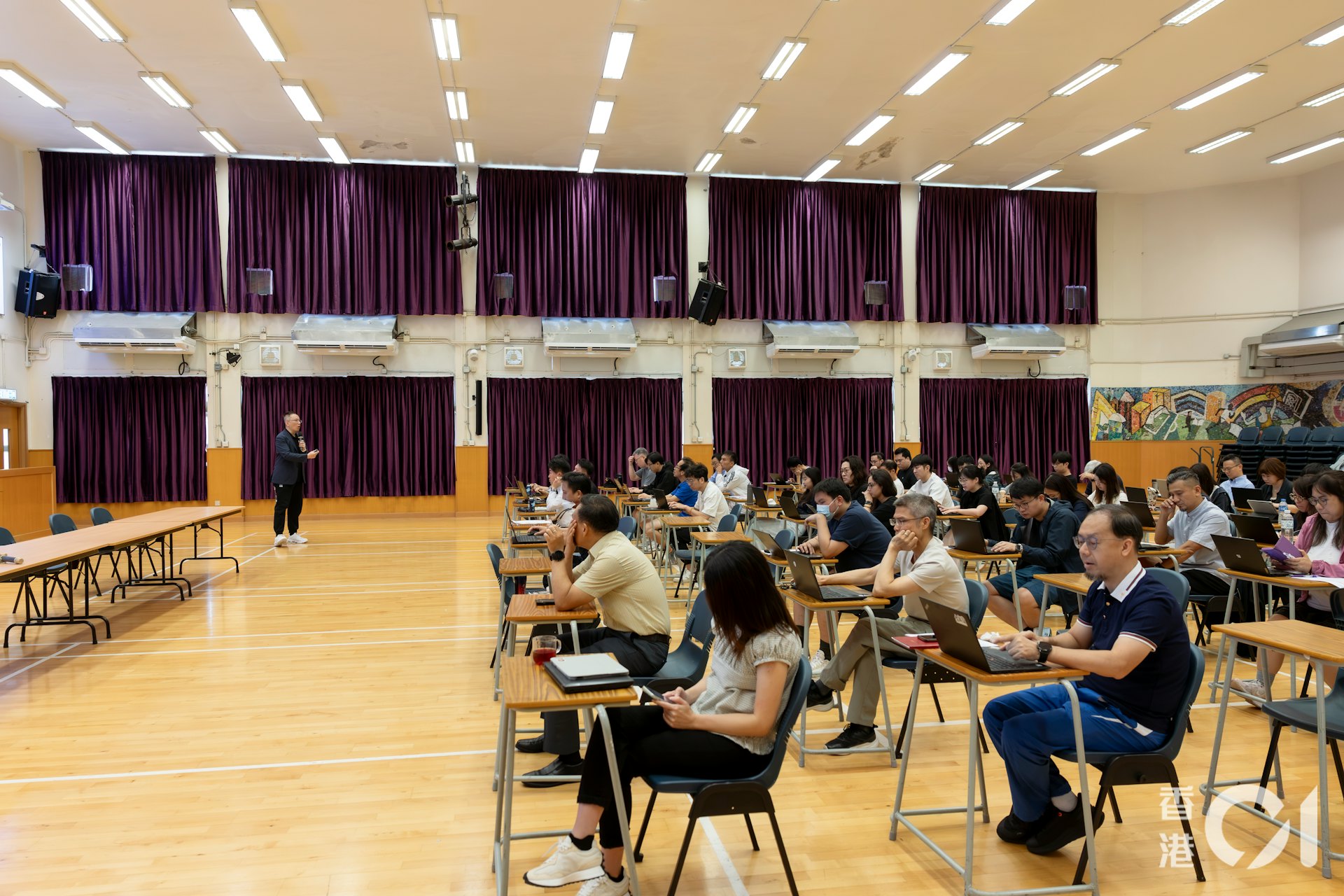 教师专心聆听讲座内容,了解AI融入教学及数码价值观的重要性。