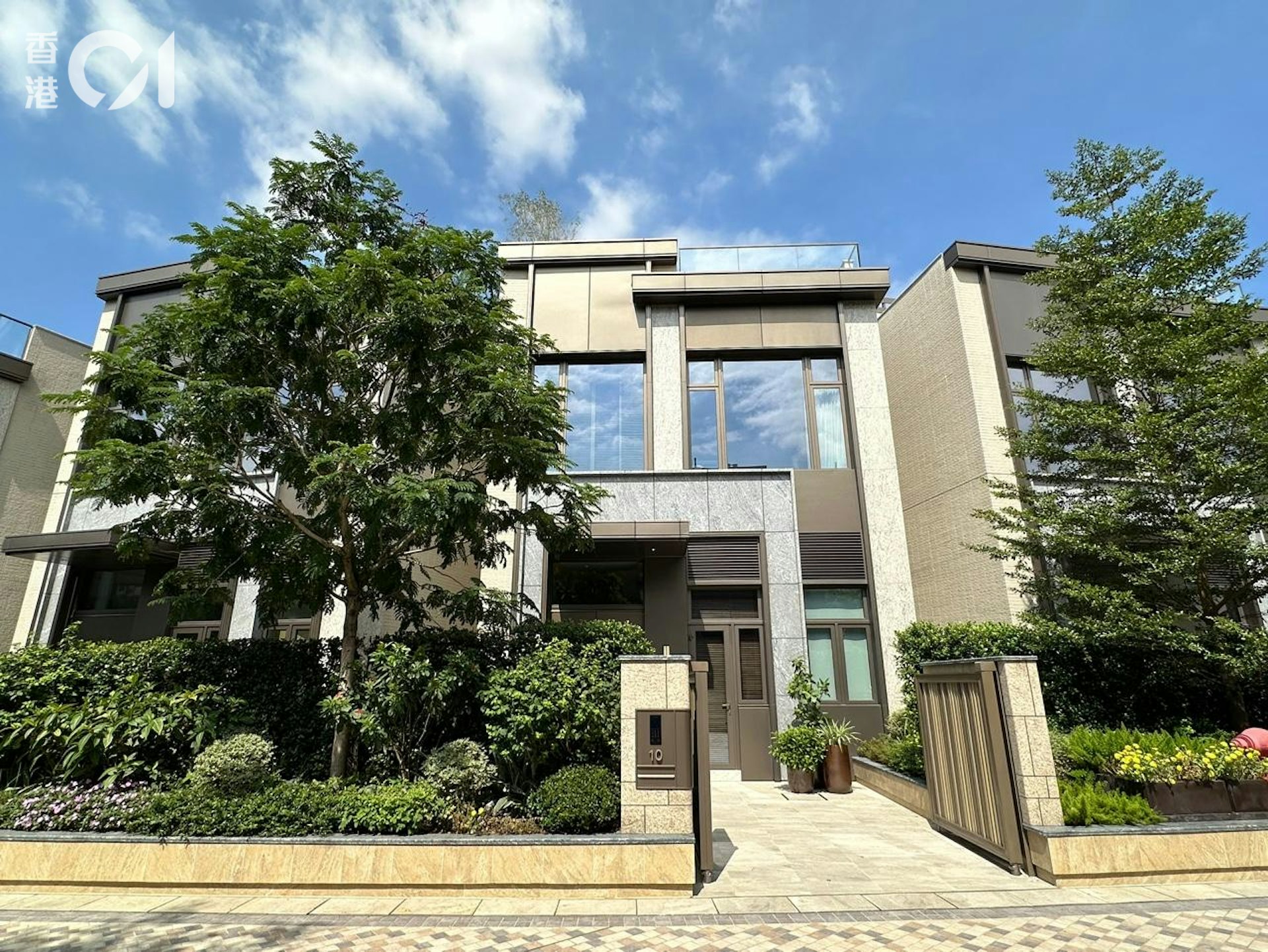 10號連裝修洋房,實用面積 2,207平方呎,另設784平方呎私人花園。