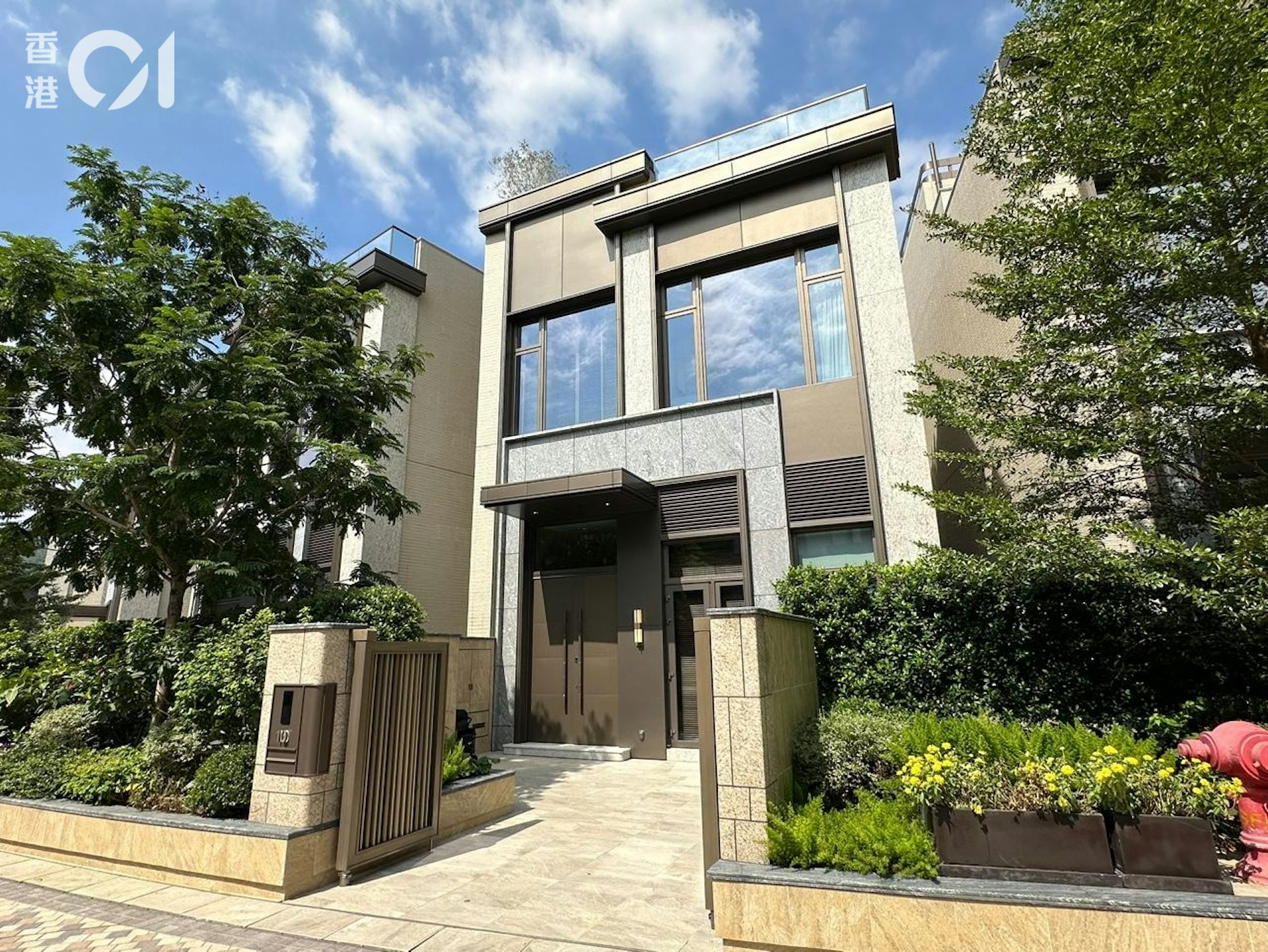 10號連裝修洋房,實用面積 2,207平方呎,另設784平方呎私人花園。