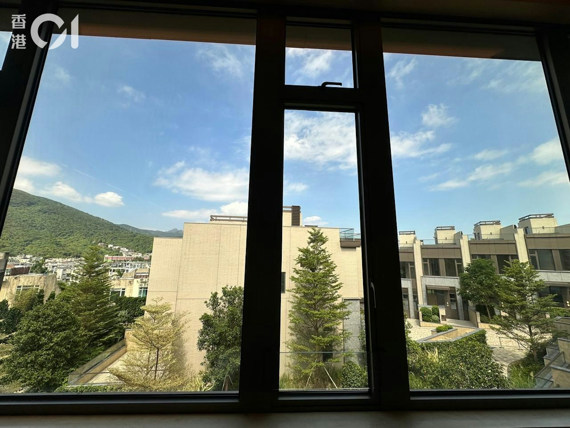 10號連裝修洋房,實用面積 2,207平方呎,另設784平方呎私人花園。