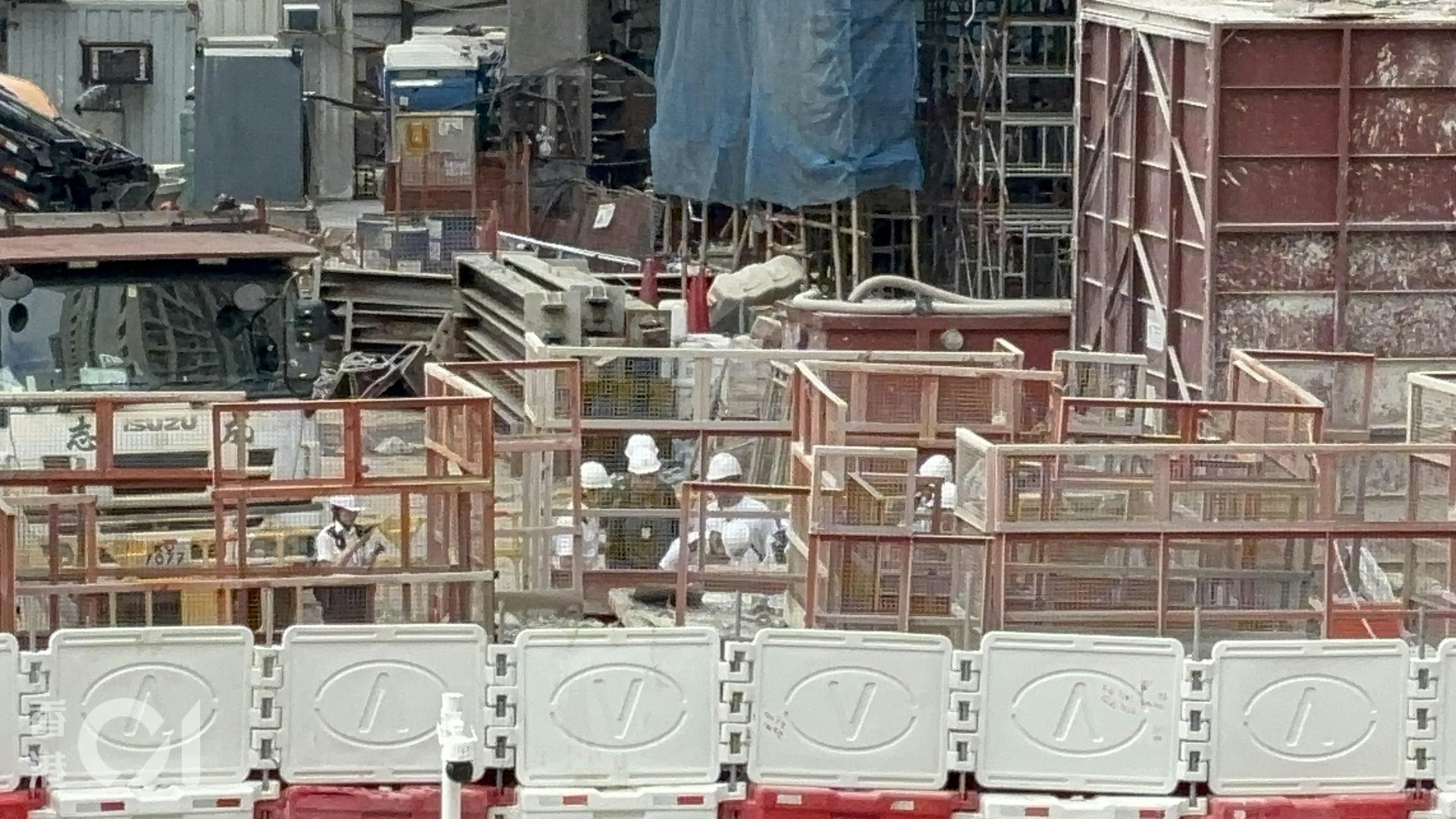 東涌第103區一個地盤發生工業意外,一名工人從高處墮下死亡,多名警員在地盤內調查。