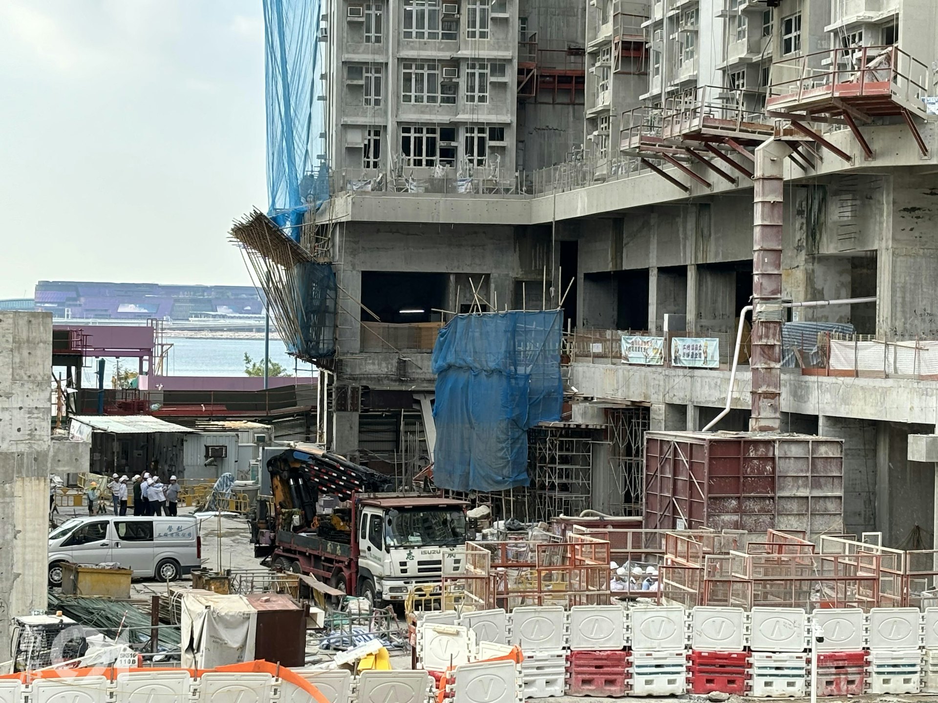 東涌第103區一個地盤發生工業意外,一名工人從高處墮下死亡。