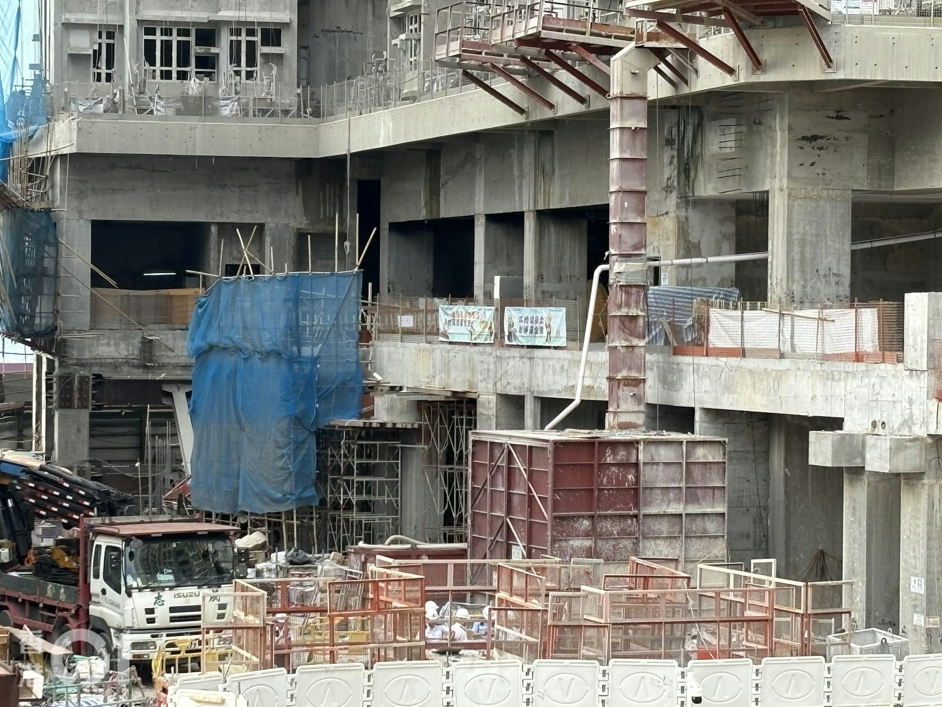 東涌第103區一個地盤發生工業意外,一名工人從高處墮下死亡。