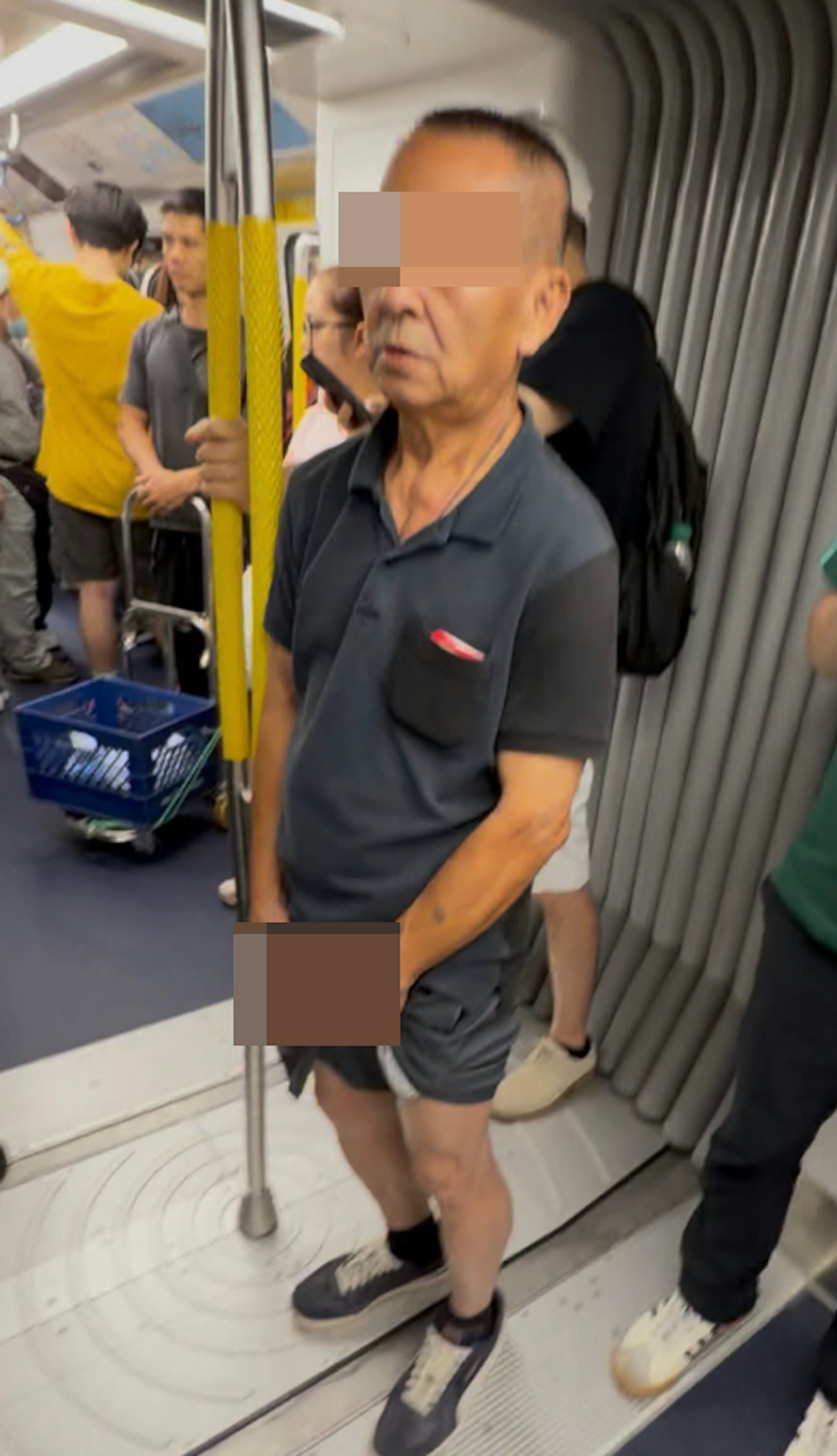 港鐵驚現露體事件:阿伯車廂內不當行為引熱議,網民呼籲體諒認知障礙患者 港鐵驚現露體事件:阿伯車廂內不當行為引熱議,網民呼籲體諒認知障礙患者