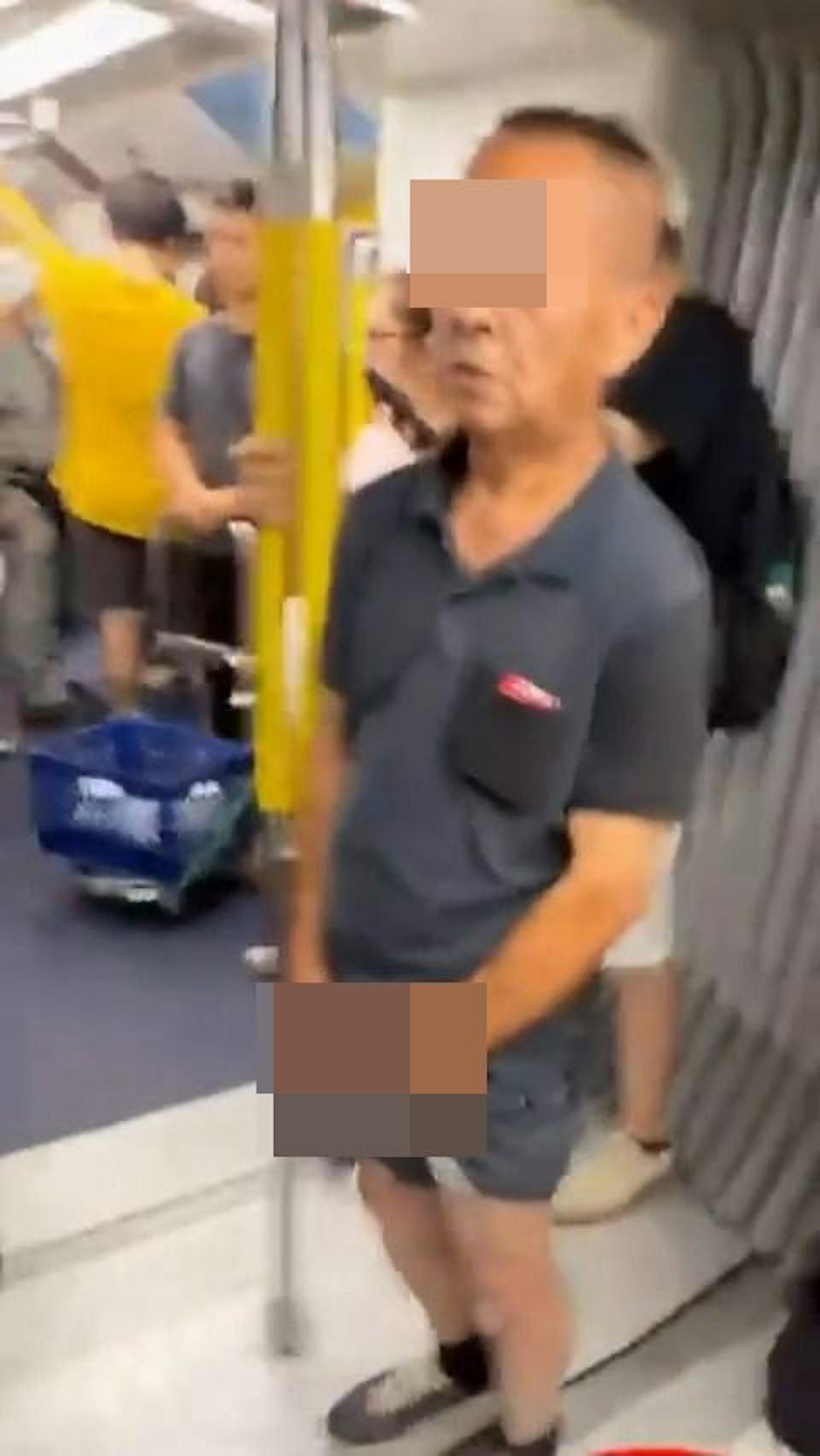 阿伯露出下體,一直眼望前方,表情略顯呆滯。(Threads@hiz_ang2)