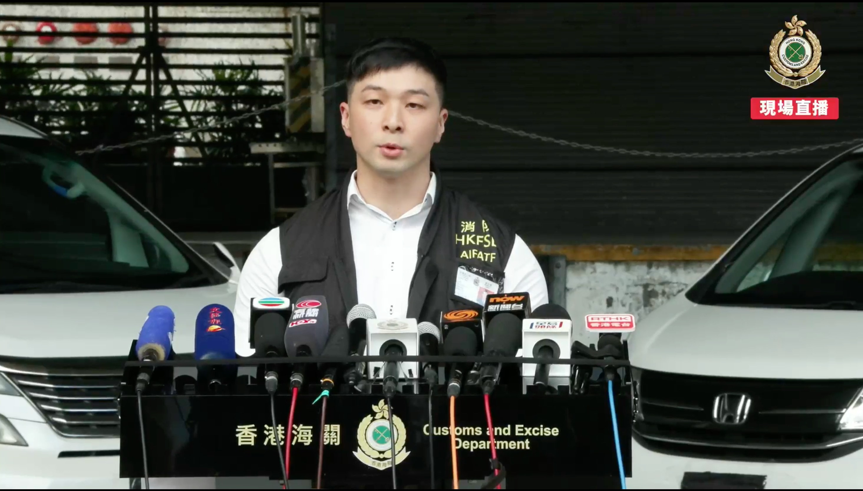 消防處打擊非法燃油轉注特遣隊高級消防隊長梁楠卓交代案件。(海關Facebook直播截圖)