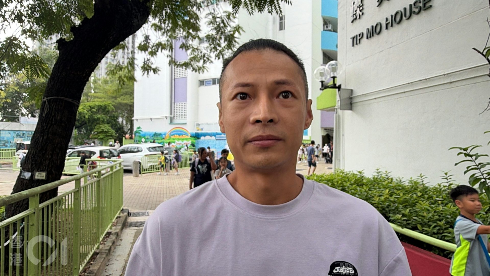吳先生稱對事件感到痛心,擔憂女童常揹重物走路會導致脊椎勞損。