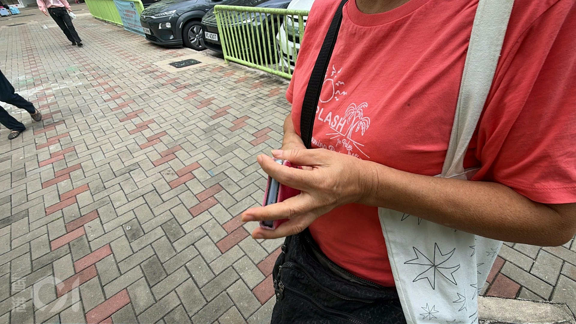 張太指涉事家庭以往通常是媽媽推著嬰兒車,帶同年幼兒子,齊齊出動接送兩名女兒放學,其間從未見過任何異常情況:「我見過佢有嚟接小朋友放學嘅,其實唔係你哋講到咁樣。」