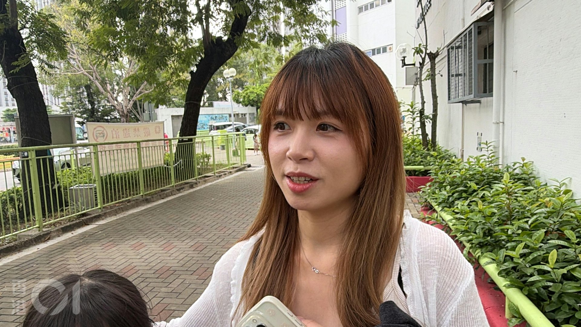 劉小姐看過影片後更感到「好心痛」,強調真正愛惜子女的父母絕不會將大人都承受不了的重物交給幼童。
