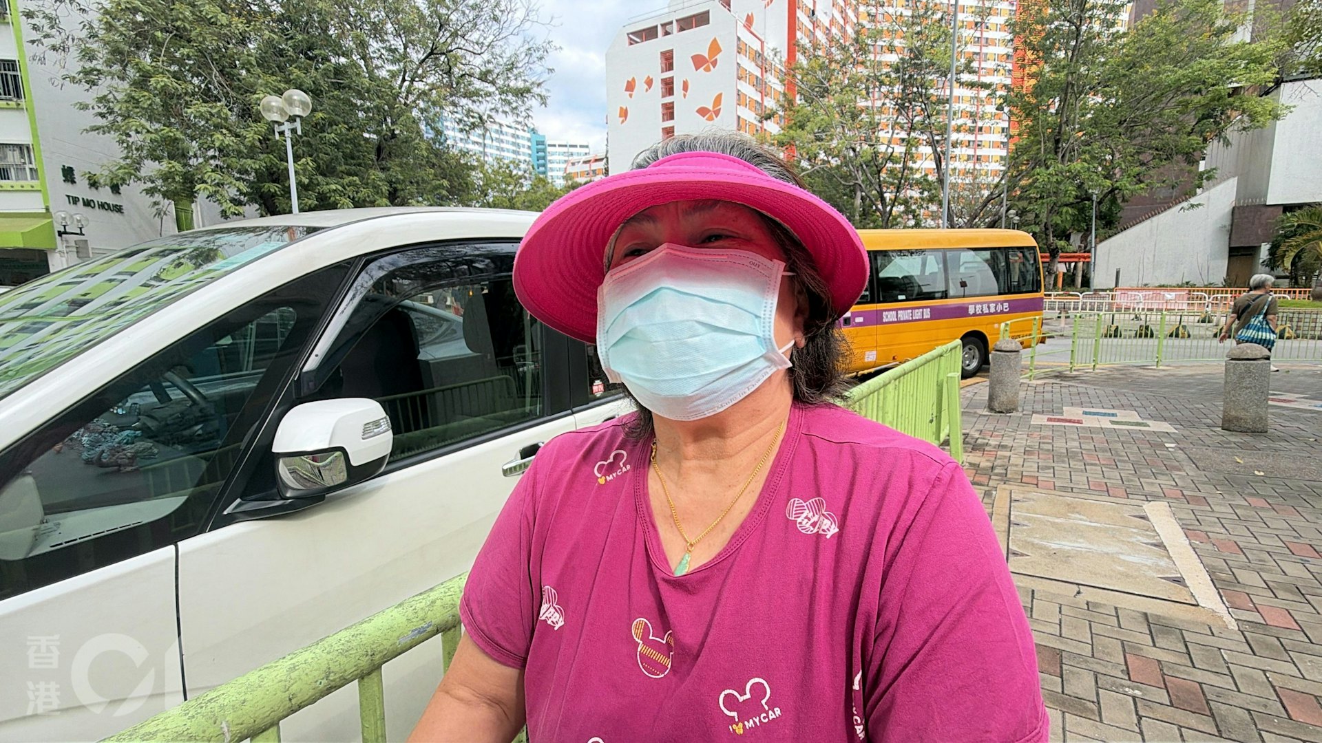 張女士坦言從新聞看到片段後覺得做法十分不妥,直指「梗係唔得啦,我自己都拎唔到咁重呀」,認為這根本不是鍛鍊。