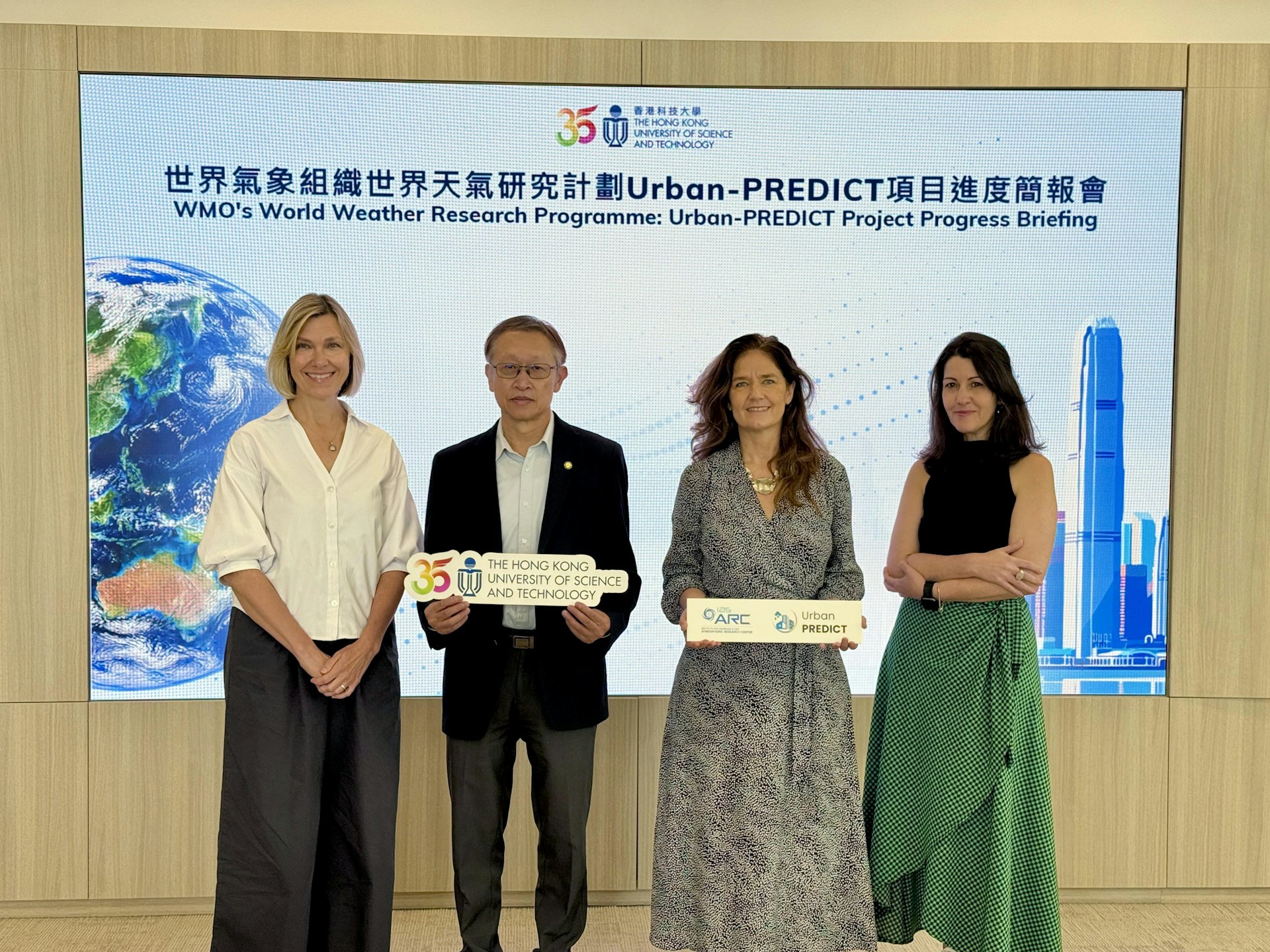 Urban-PREDICT聯席主席陳飛教授(左二)、Urban-PREDICT聯席主席Soledad Garcia FERRARI教授(右二)、Urban-PREDICT督導委員會成員、美國國家科學基金會國家大氣研究中心資深科學家Olga WILHELMI博士(左一),Urban-PREDICT督導委員會成員、聖保羅大學公共衛生學院環境衛生學系副教授Gabriela MARQUES DI GIULIO(右一)。