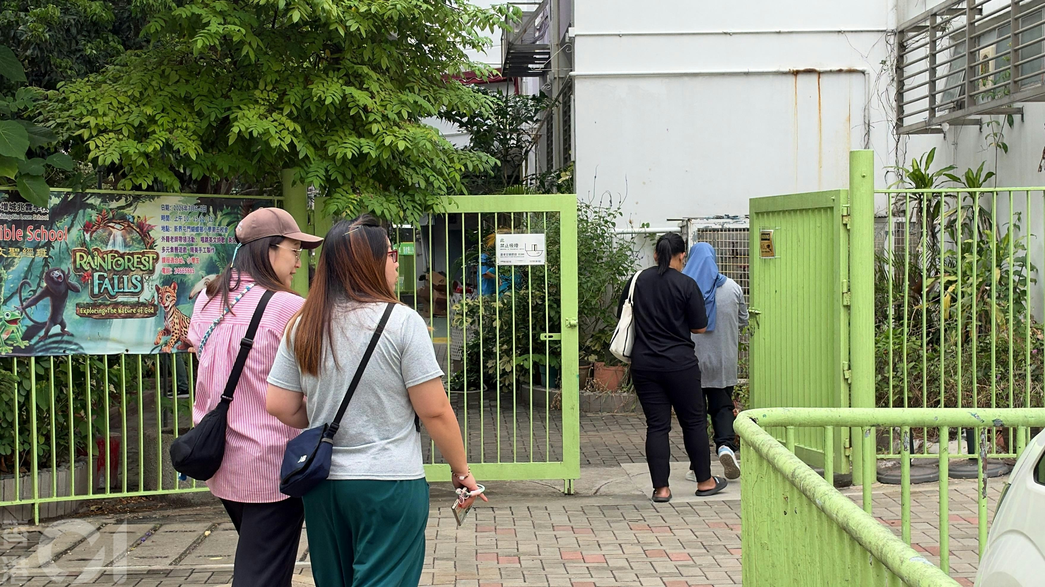 《香港01》記者今日下午到女童就讀學校視察,有家長接受訪問時指,認識片中涉事家庭,指該家庭以往接送學童時並無異樣。有其他同校家長看過片段大嘆心痛。