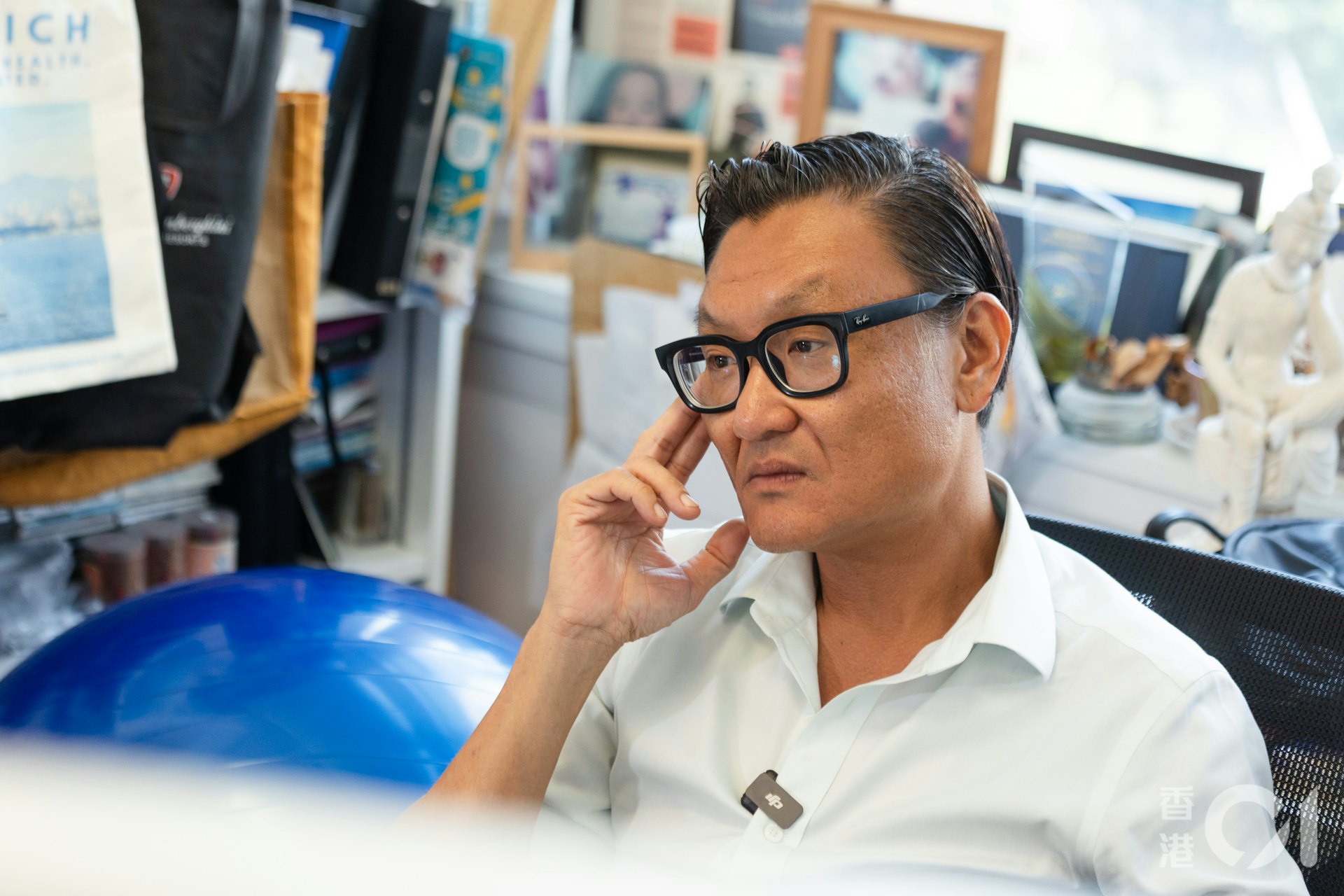 香港大學社會工作及社會行政學系副教授兼認可註冊臨床心理學家黃蔚澄指出,遺屬除了自責,往往承受著「不被理解的哀傷」,以及社會對自殺的污名。