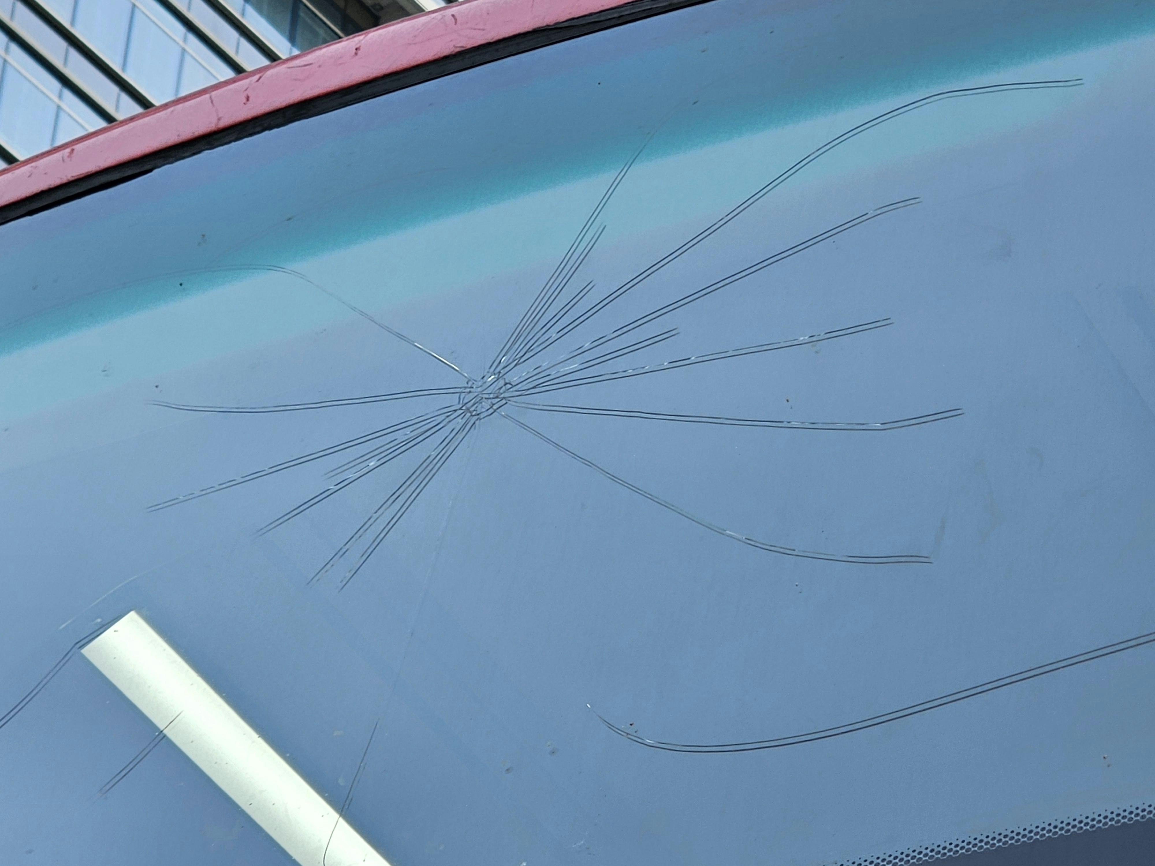 上環九巴躁男乘客疑不滿車速太慢 出拳打碎擋風玻璃 涉刑毁被捕