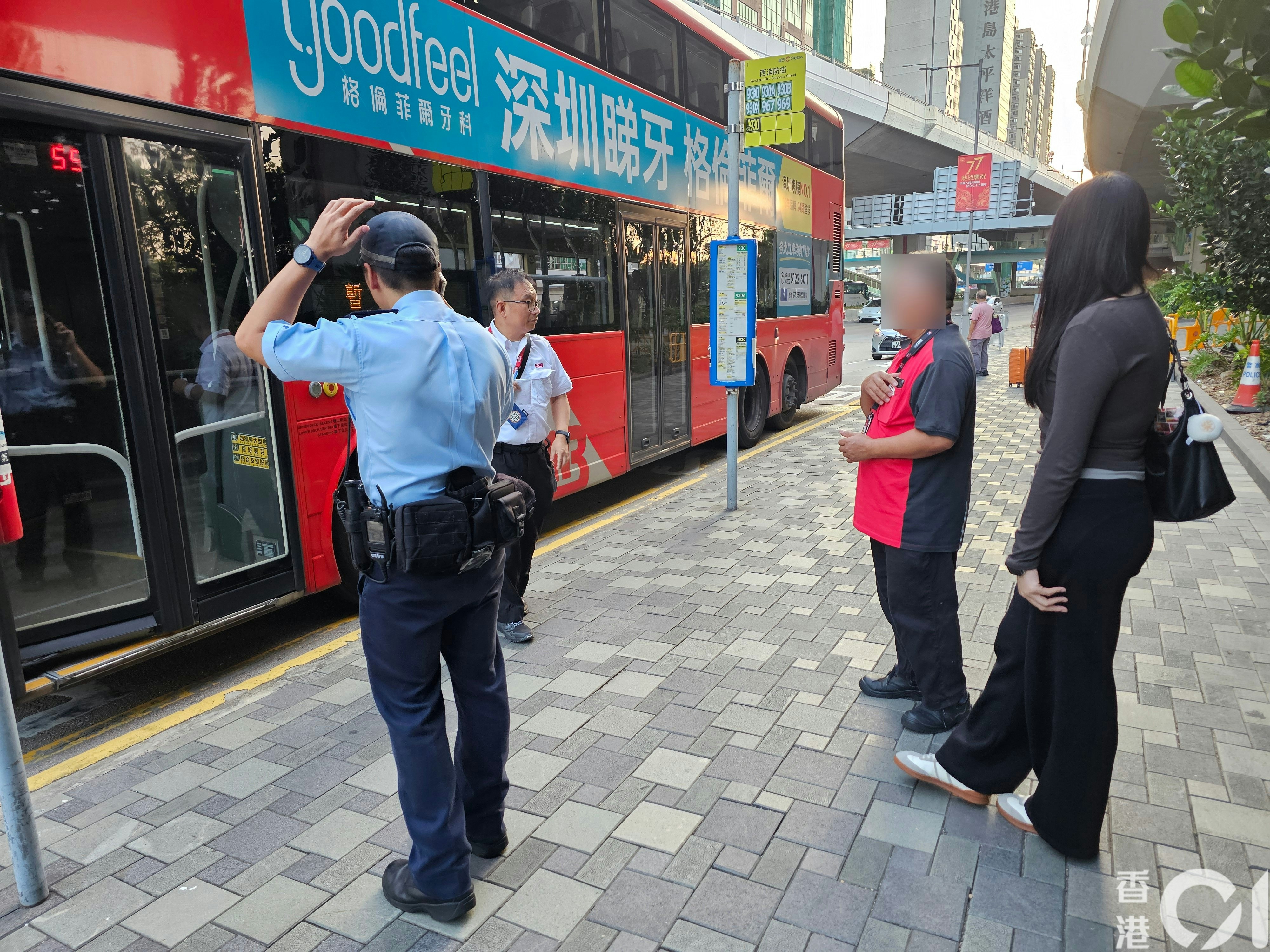 一名九巴男乘客疑不滿車速太慢,涉嫌徒手打爆巴士擋風玻璃被捕。目擊者與九巴車長在場協助警方調查。