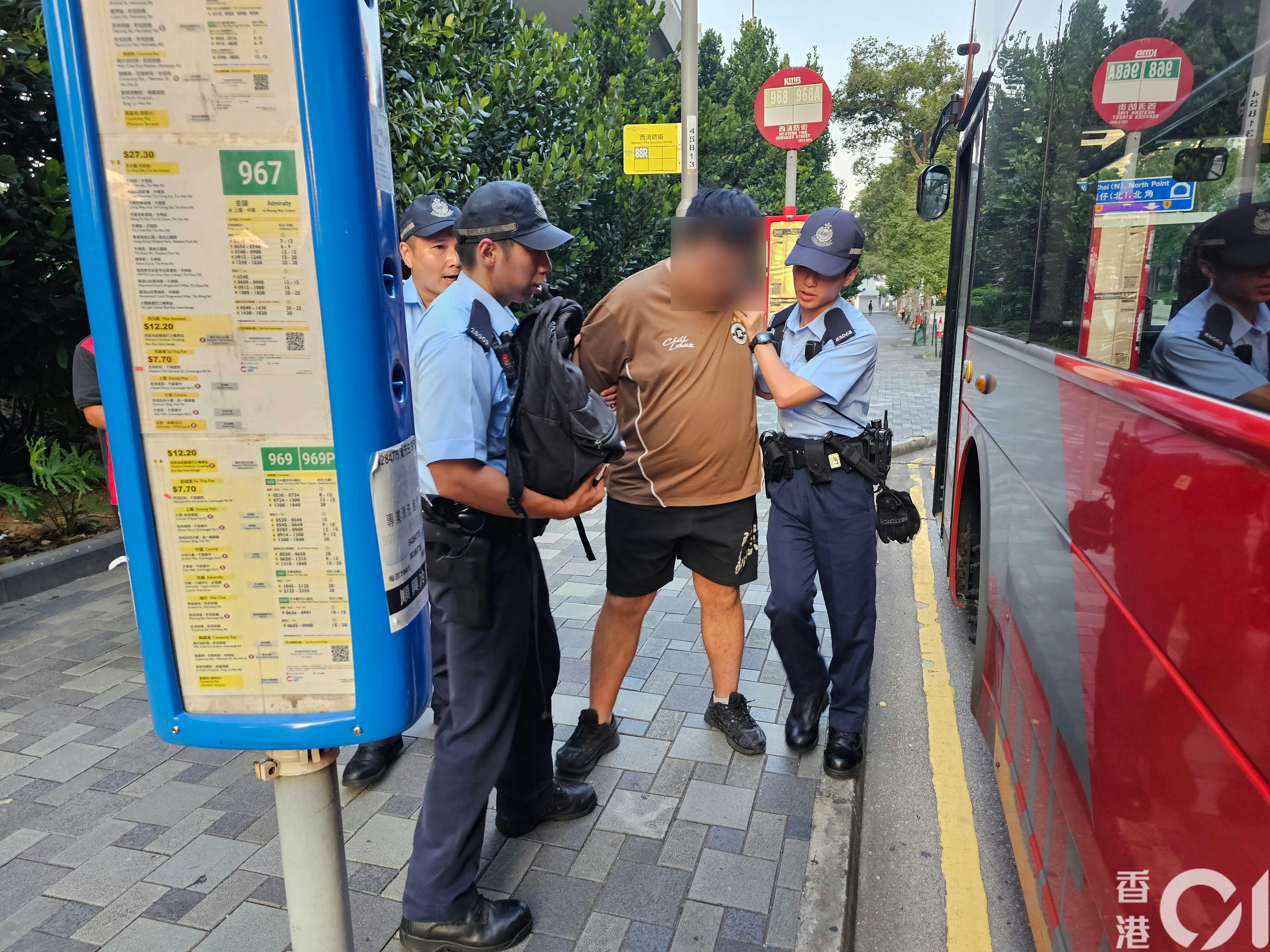 上環九巴乘客因不滿車速緩慢怒砸擋風玻璃 涉嫌刑事毀壞遭拘捕 上環九巴乘客因不滿車速緩慢怒砸擋風玻璃 涉嫌刑事毀壞遭拘捕