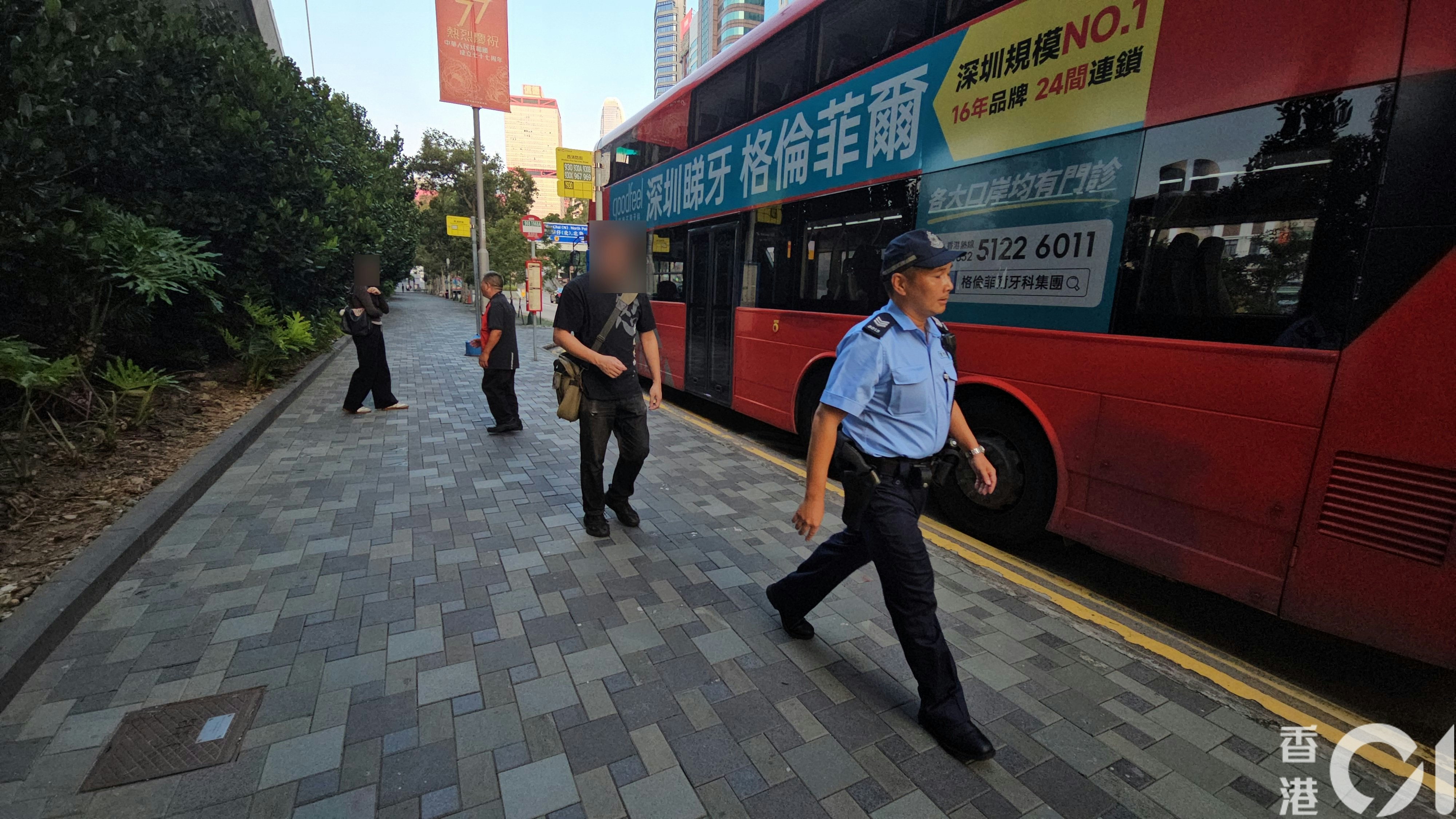 一名九巴男乘客疑不滿車速太慢,涉嫌徒手打爆巴士擋風玻璃被捕。一男一女目擊者(圖)在場協助警方調查。