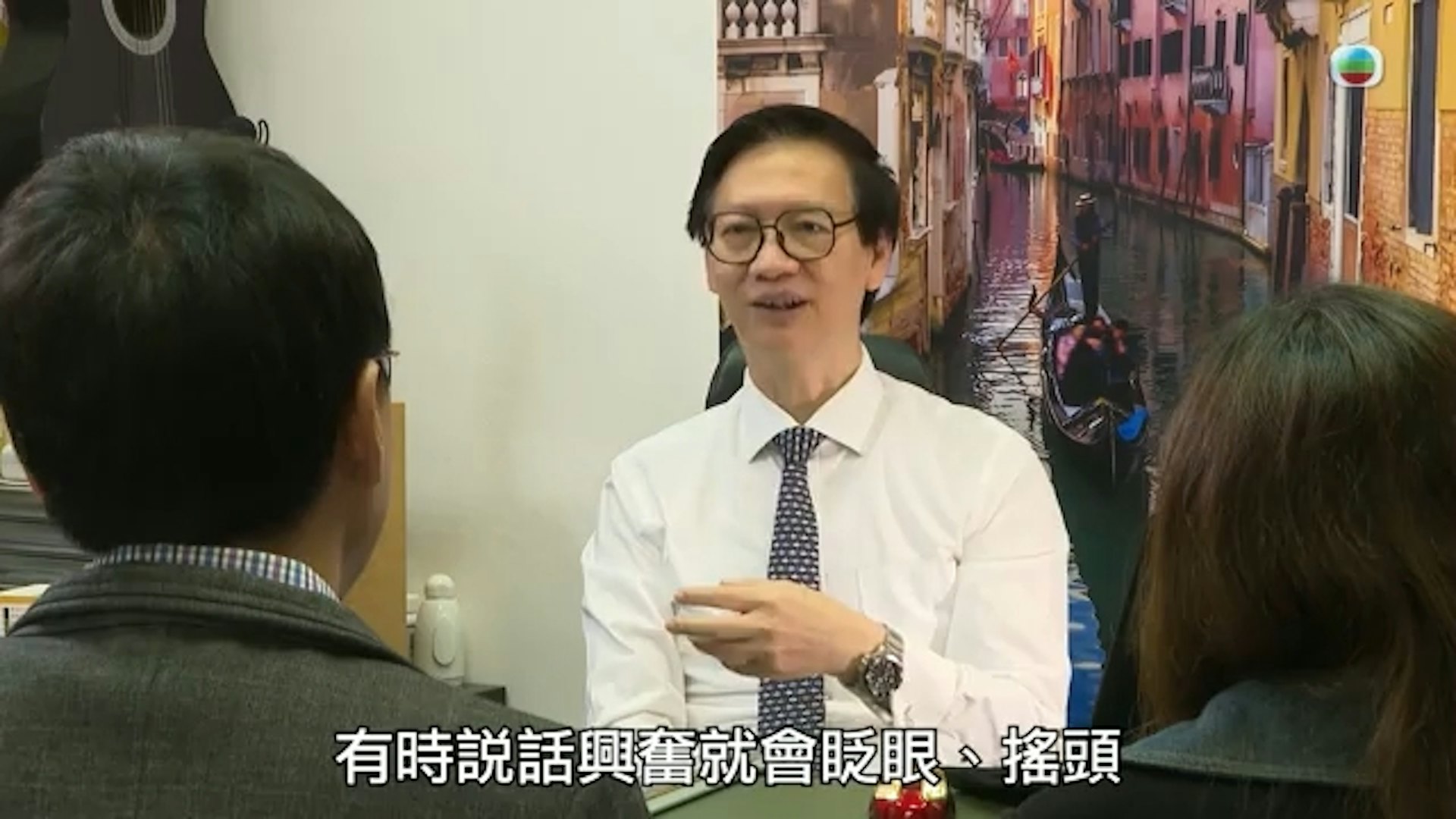 被口吃與抽動症折磨。(Youtube@TVB (official))
