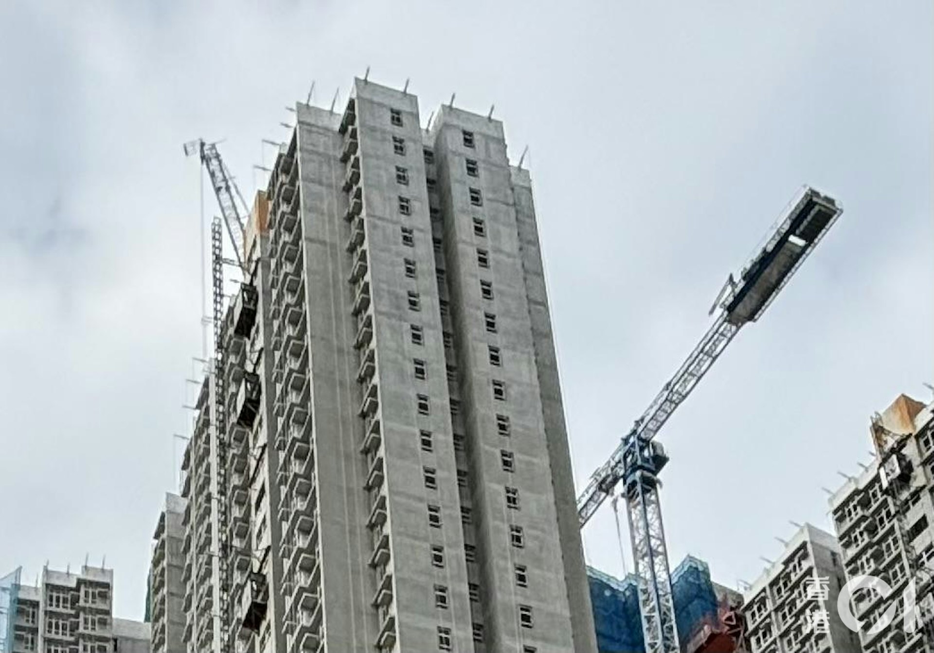 东涌致命工伤:房屋署勒令停工,死者安全带疑未系牢固点 东涌致命工伤:房屋署勒令停工,死者安全带疑未系牢固点