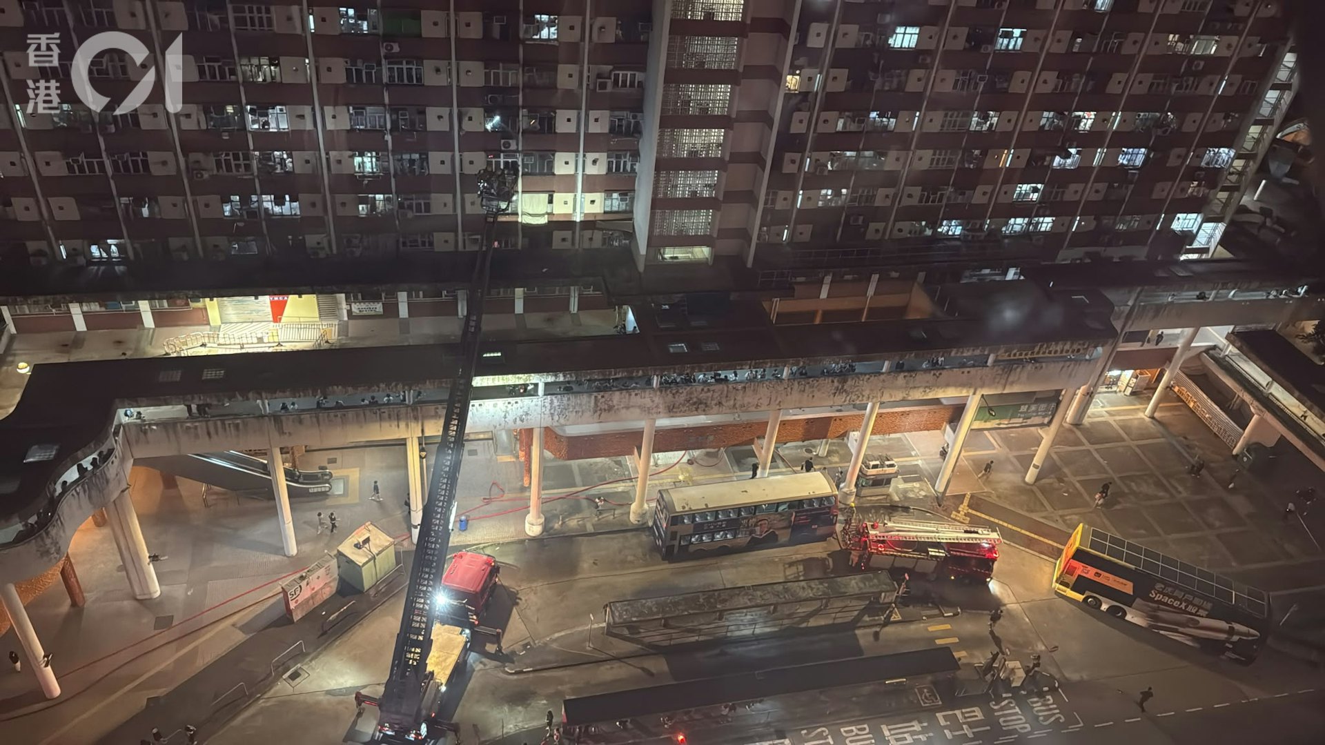 消防出動雲梯,動用一隊煙帽隊及拖喉灌救。