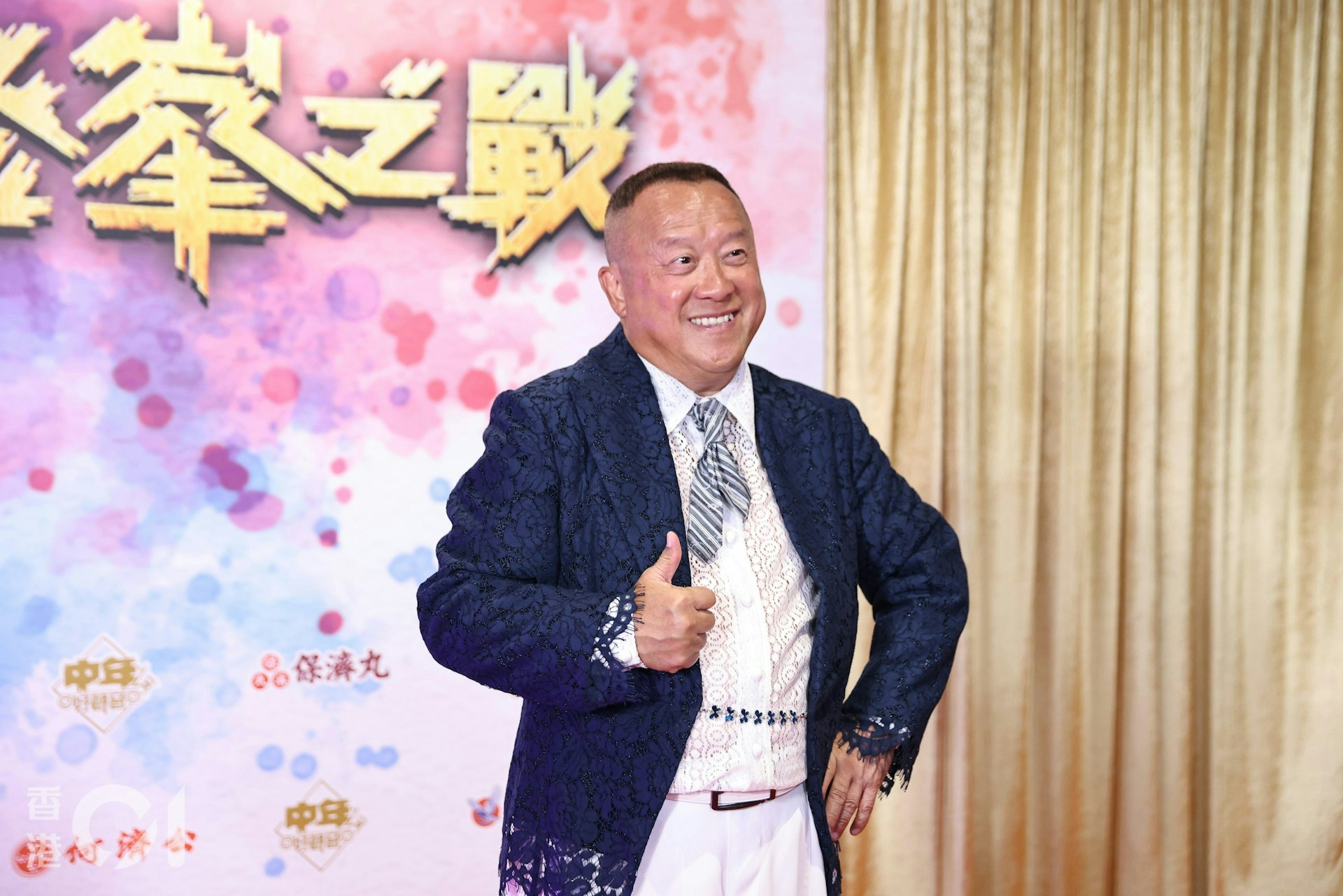 梁思浩指阿燦感動落淚:「就係全部幾十人去撐阿燦!嗰時佢賣緊叉燒,我睇住阿燦見到我哋幾十個藝人嚟撐佢,眼淚流晒出嚟,佢淨係一句,獎門人話『唔怕啦!跌低咗,慢慢行返上去!』」