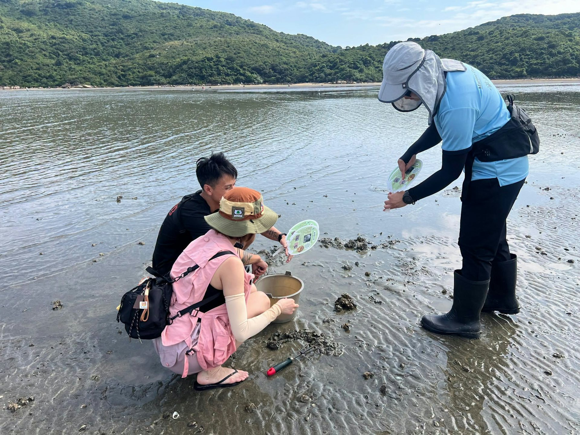 漁護署人員在大嶼山水口沙坪向遊客分享保護馬蹄蟹的資訊。(漁護署FB相片)