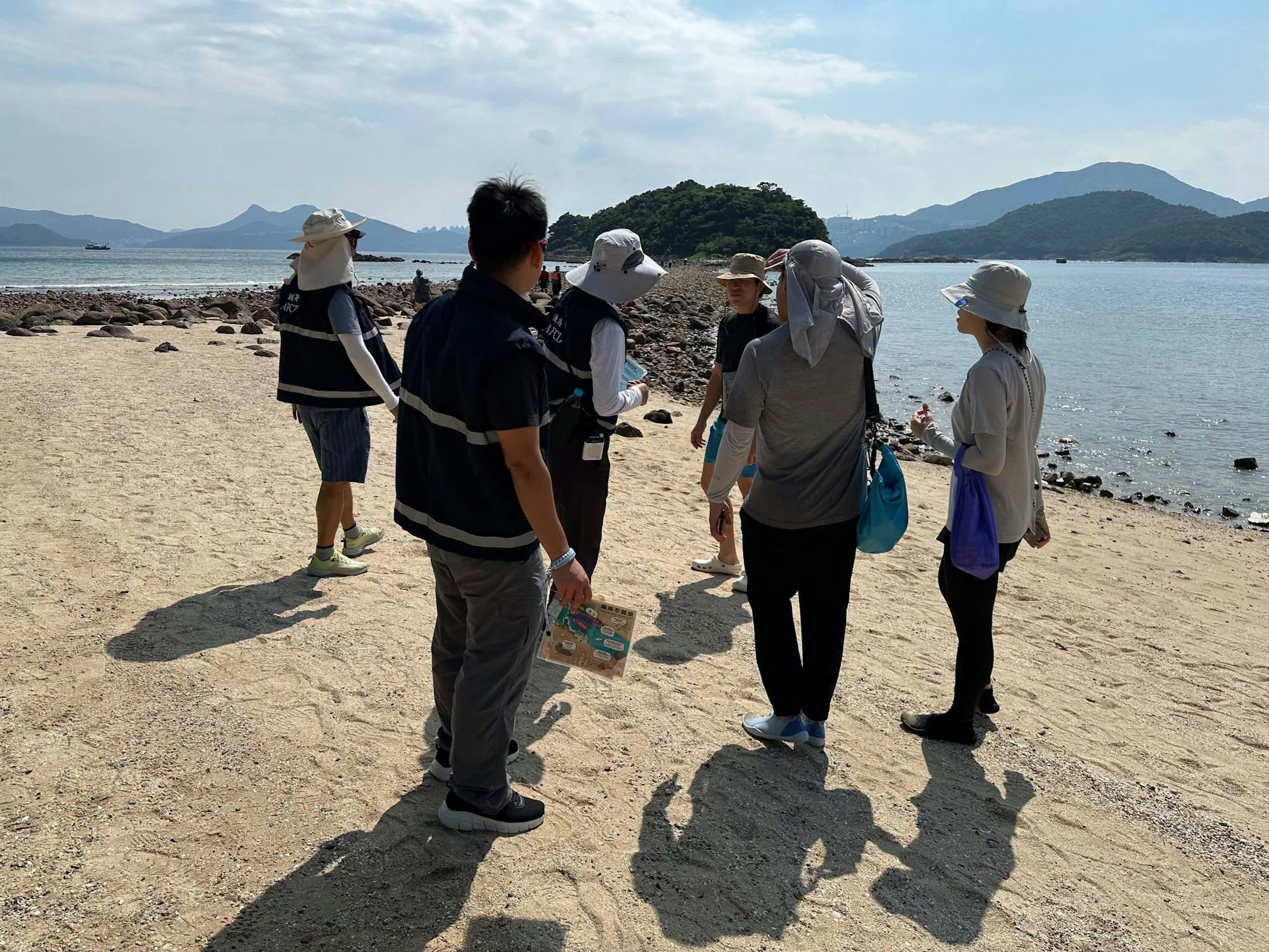漁護署人員於橋咀洲的連島沙洲向遊人講解海洋生物保育知識。(漁護署FB相片)